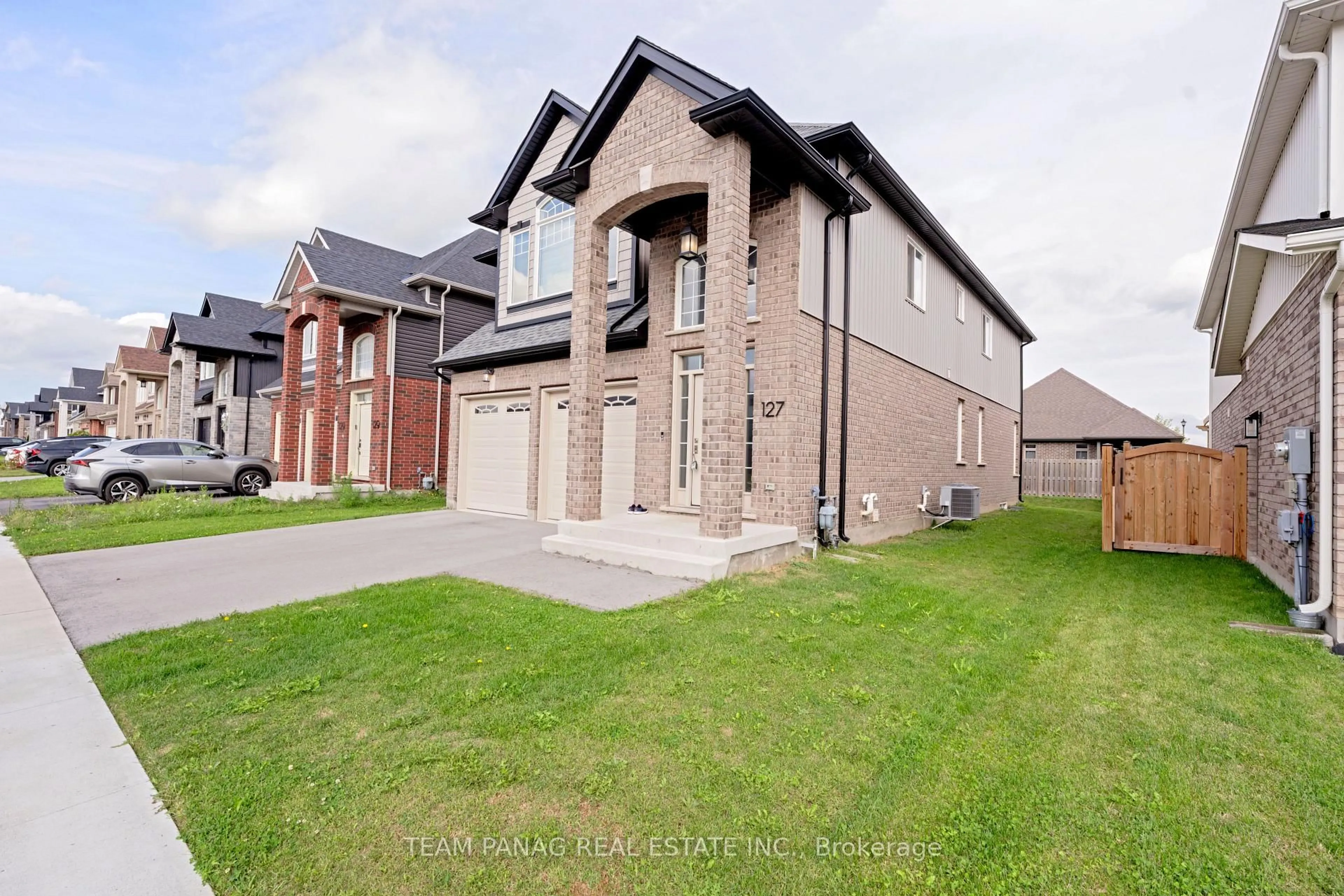 Home with brick exterior material, street for 127 Susan Dr, Pelham Ontario L0S 1E6