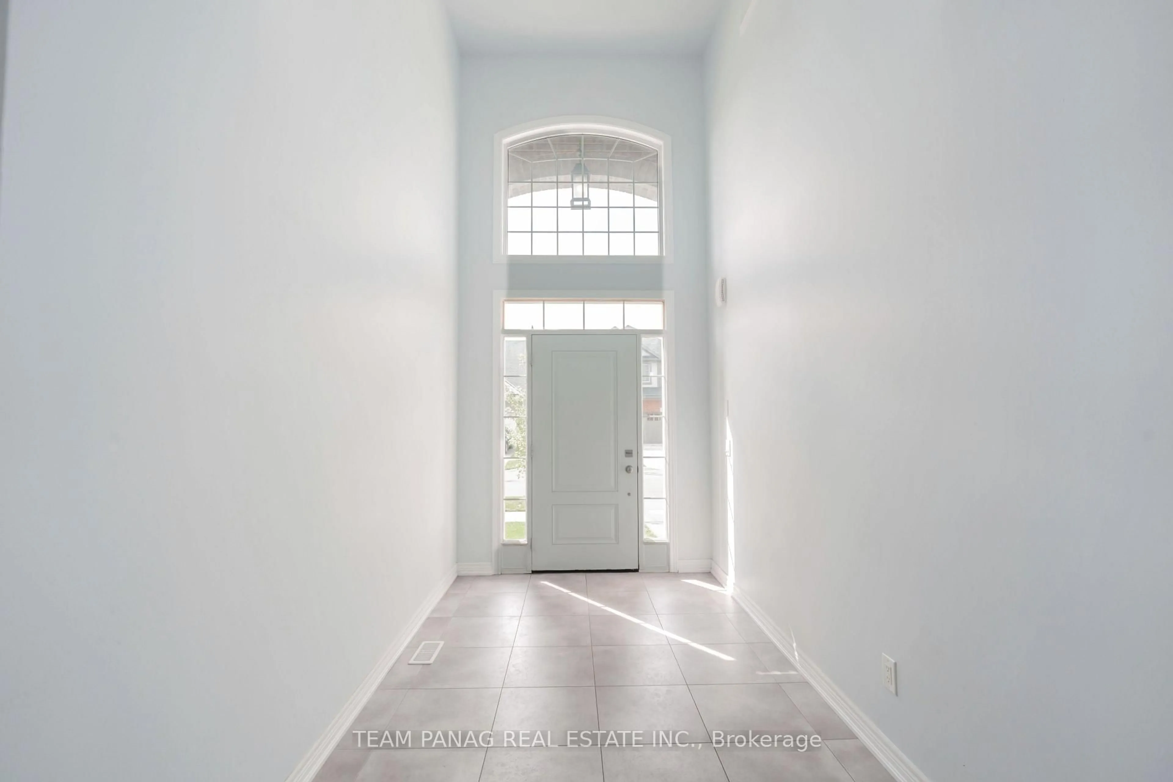 Indoor entryway for 127 Susan Dr, Pelham Ontario L0S 1E6