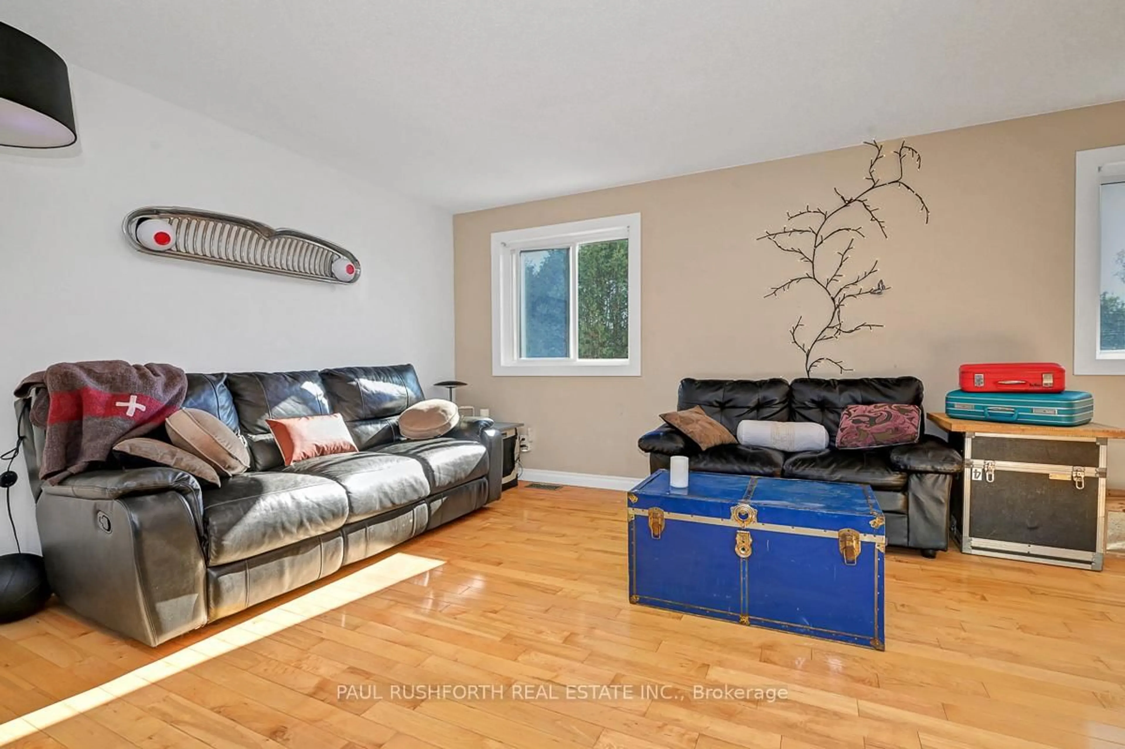 Living room with furniture, wood/laminate floor for 94 Castlegreen Private, Ottawa Ontario K1T 3N3