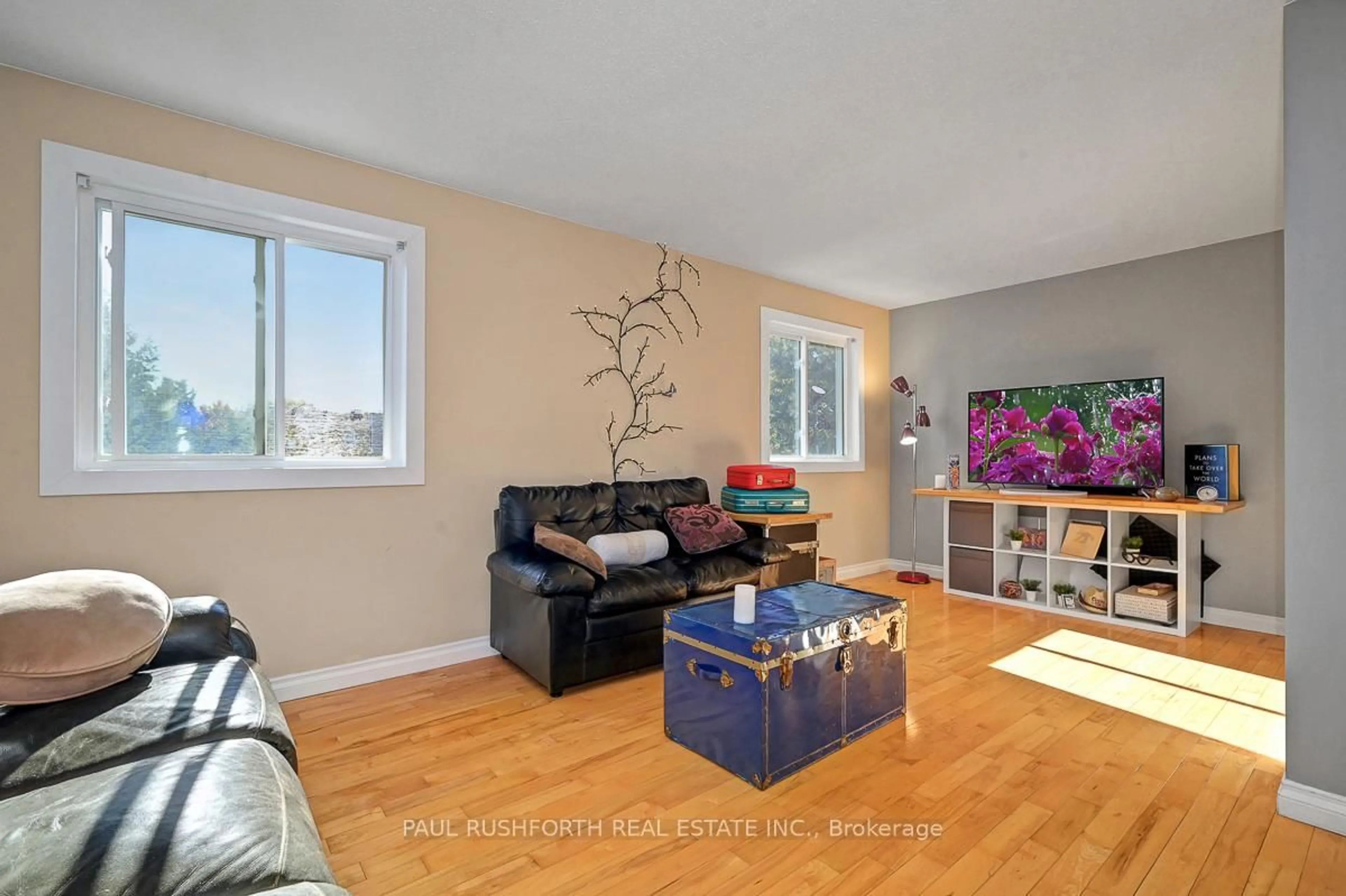 Living room with furniture, unknown for 94 Castlegreen Private, Ottawa Ontario K1T 3N3