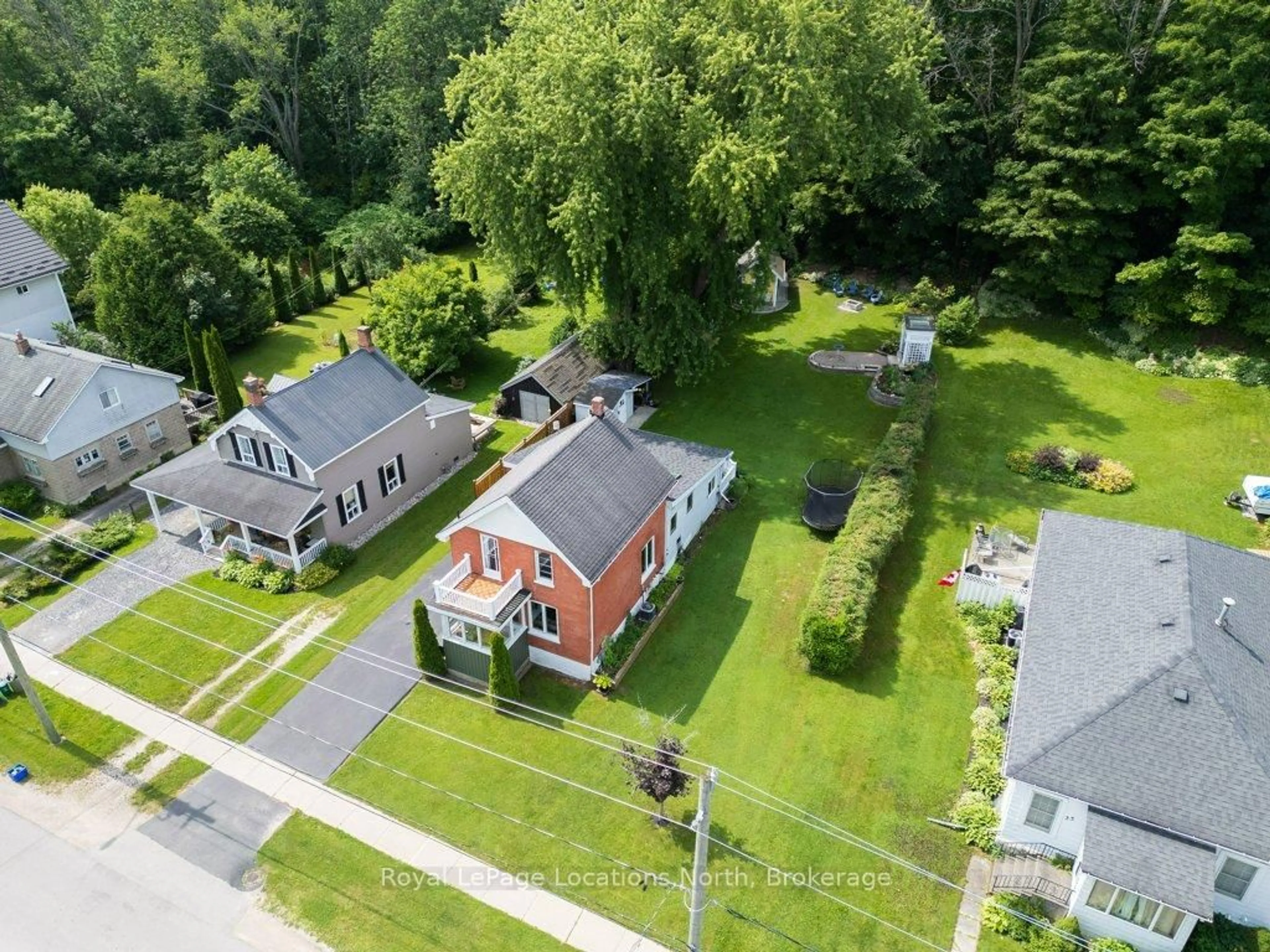 A pic from outside/outdoor area/front of a property/back of a property/a pic from drone, street for 25 Edwin St, Meaford Ontario N4L 1E4