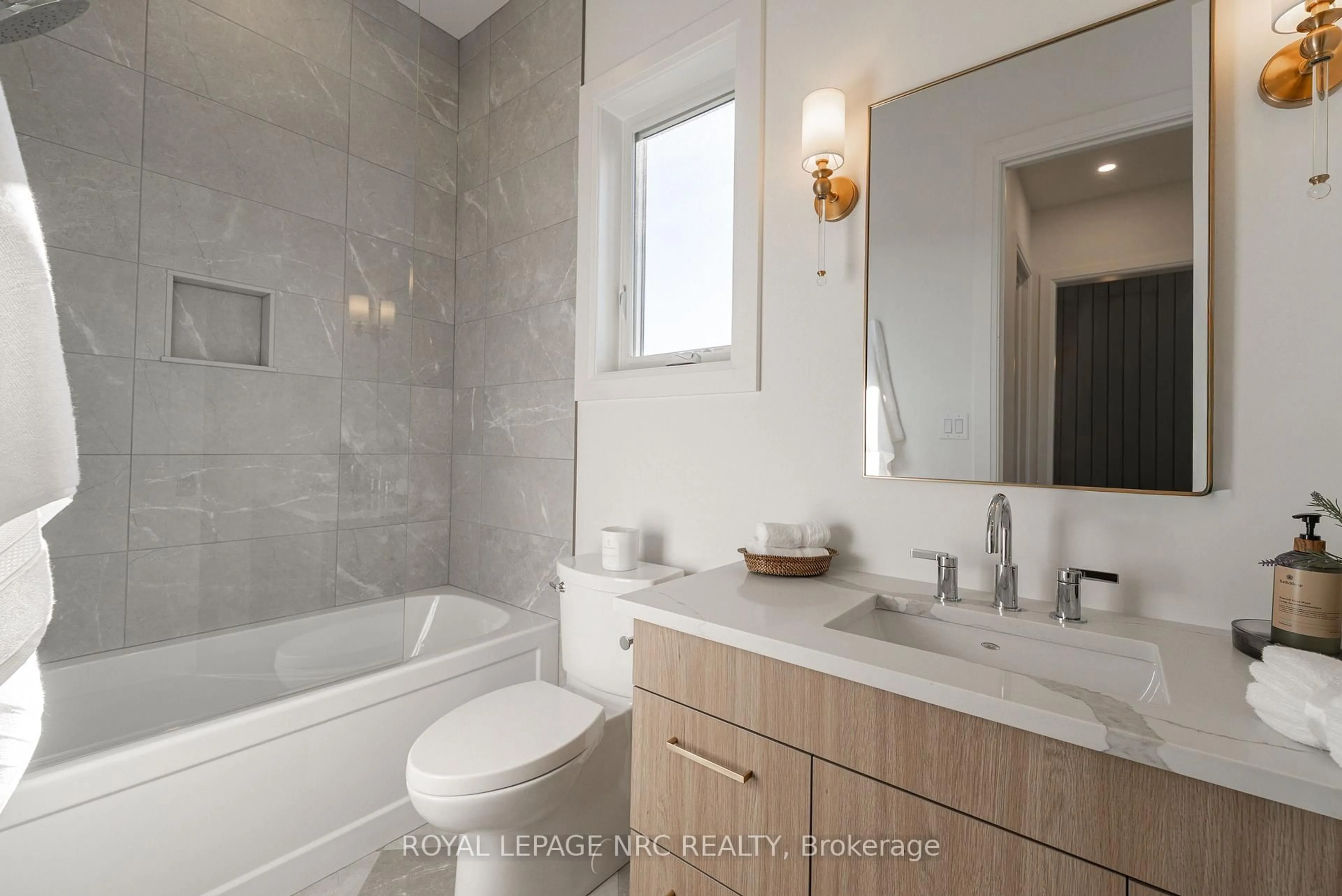 Contemporary bathroom, ceramic/tile floor for 513 (Lot 42) MISSISSAUGA Ave, Fort Erie Ontario L2A 1C2