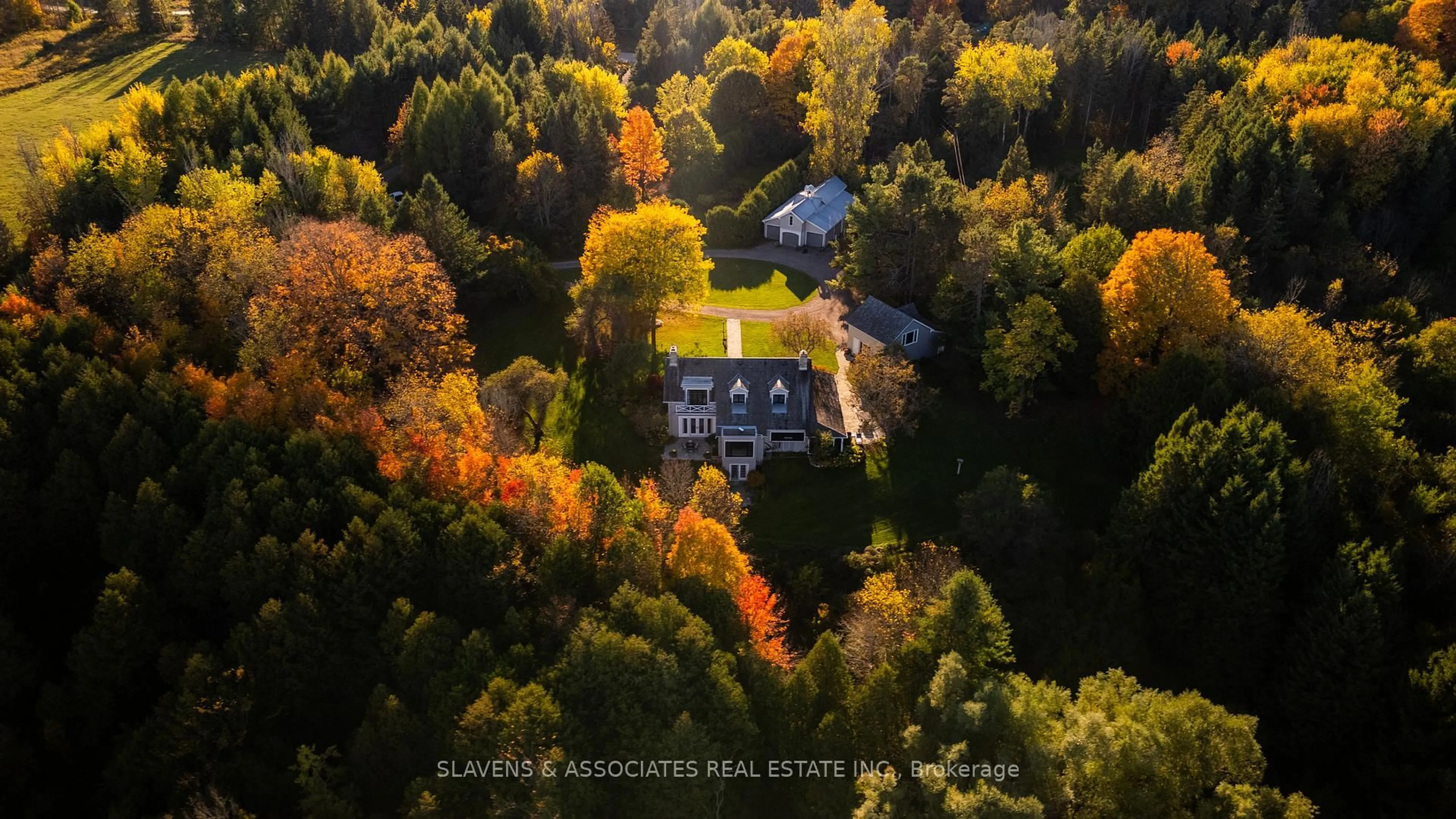 A pic from outside/outdoor area/front of a property/back of a property/a pic from drone, unknown for 794575 Mono Centre Rd, Mono Ontario L9W 5Y1