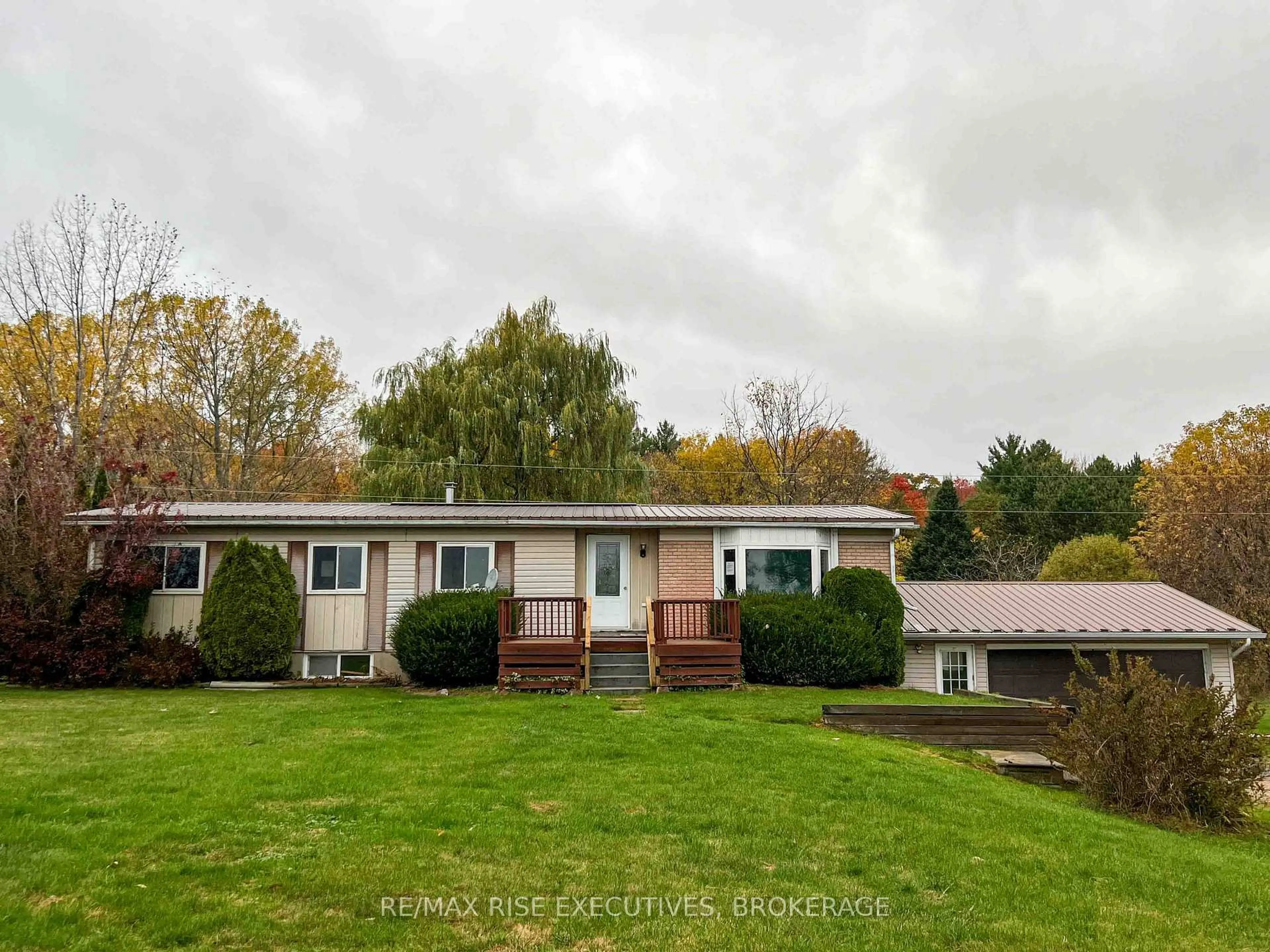 A pic from outside/outdoor area/front of a property/back of a property/a pic from drone, water/lake/river/ocean view for 1162 Thousand Islands Pkwy, Front of Yonge Ontario K0E 1R0