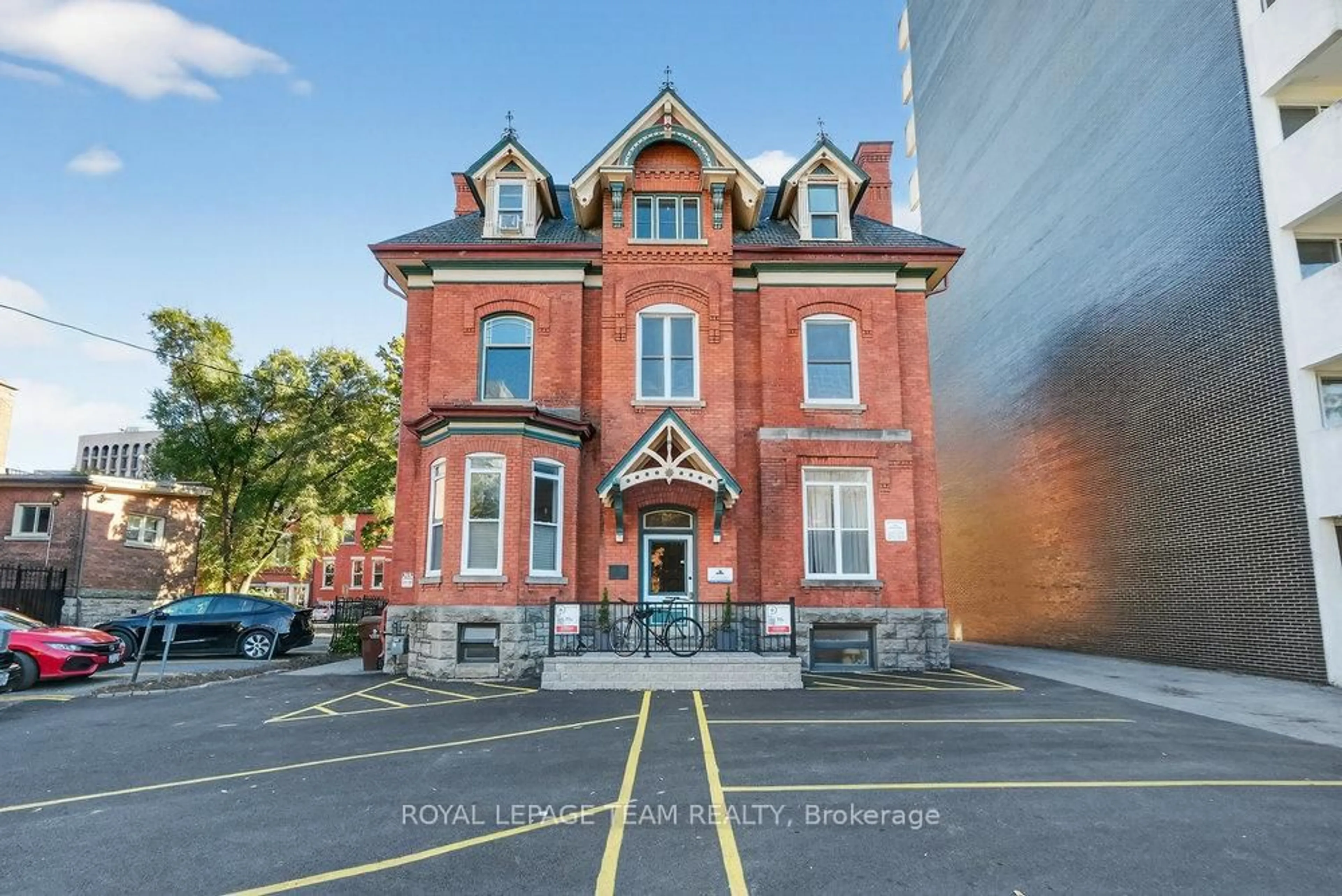 A pic from outside/outdoor area/front of a property/back of a property/a pic from drone, building for 260 Somerset St, Ottawa Ontario K2P 0J6