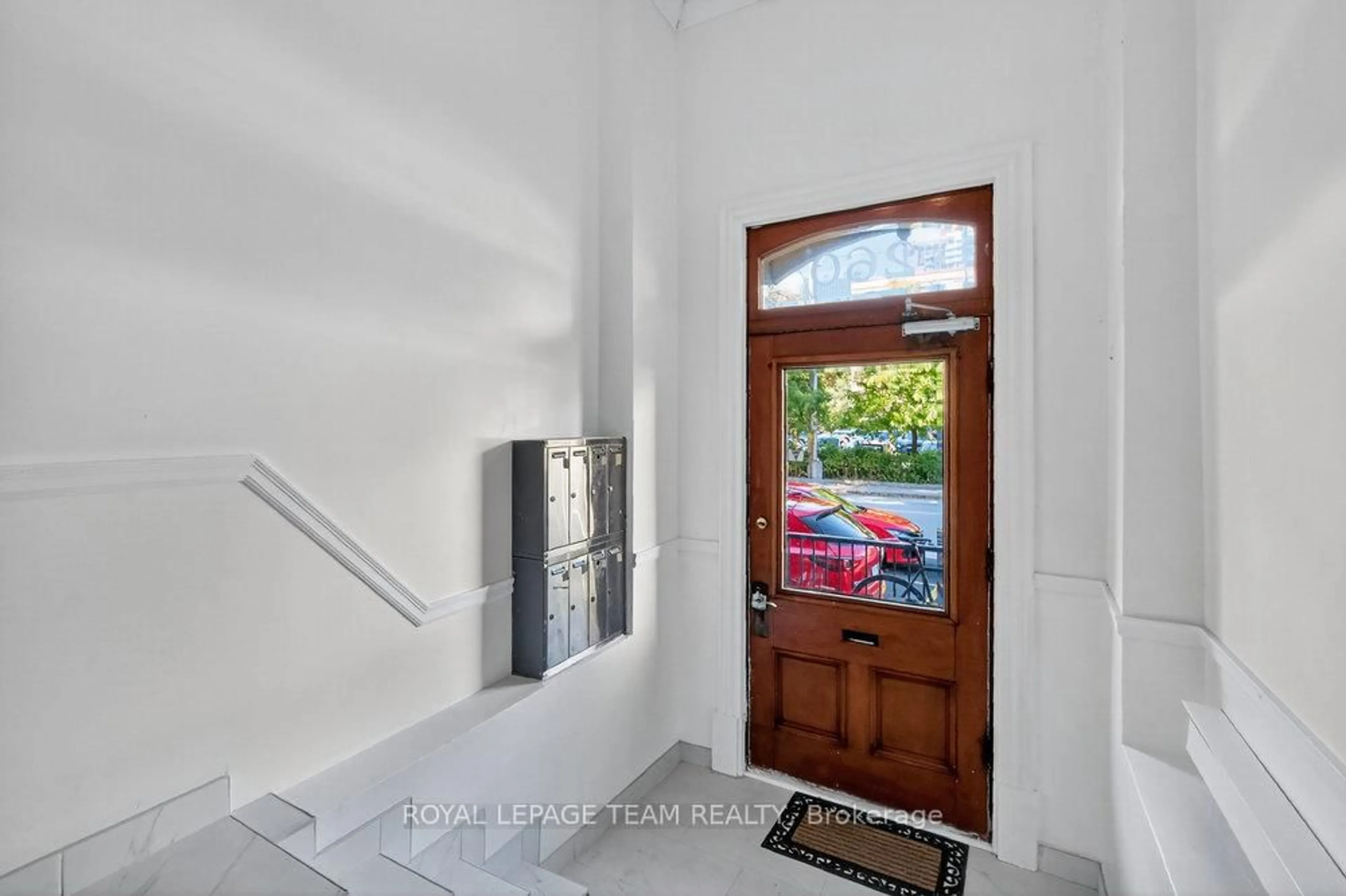 Indoor entryway for 260 Somerset St, Ottawa Ontario K2P 0J6