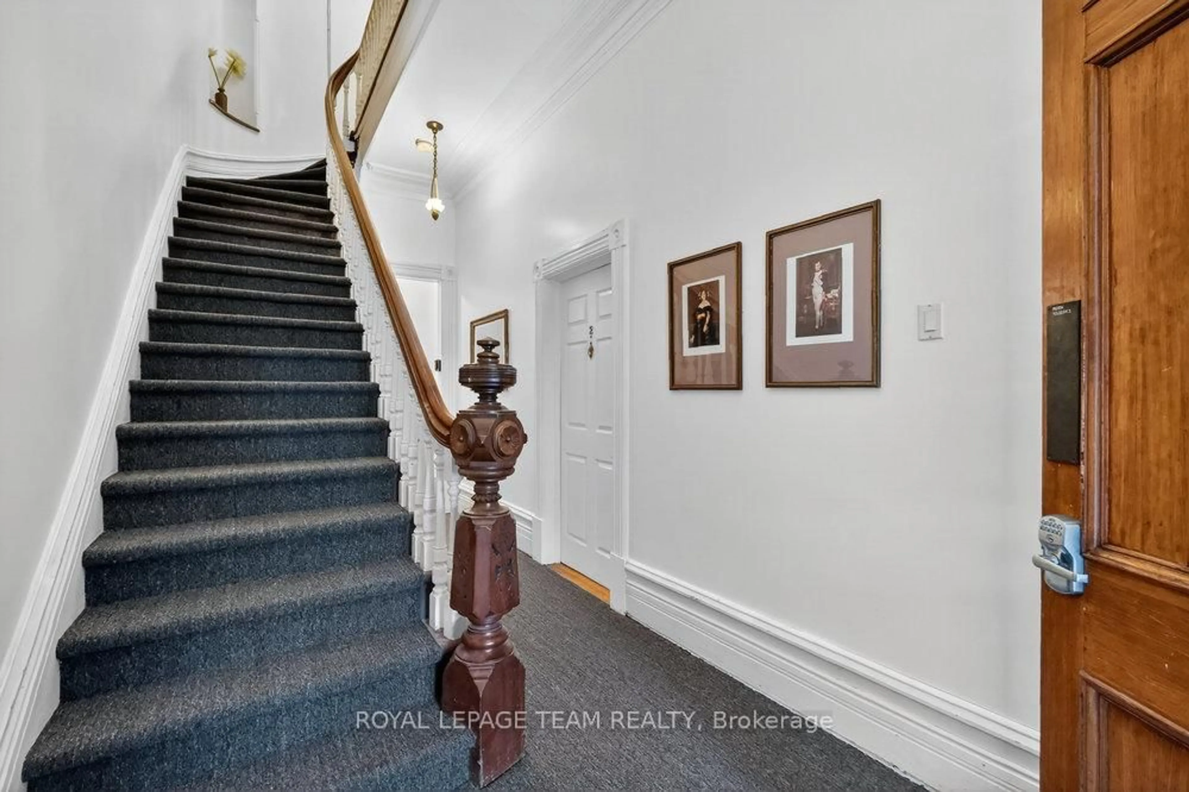 Indoor foyer for 260 Somerset St, Ottawa Ontario K2P 0J6