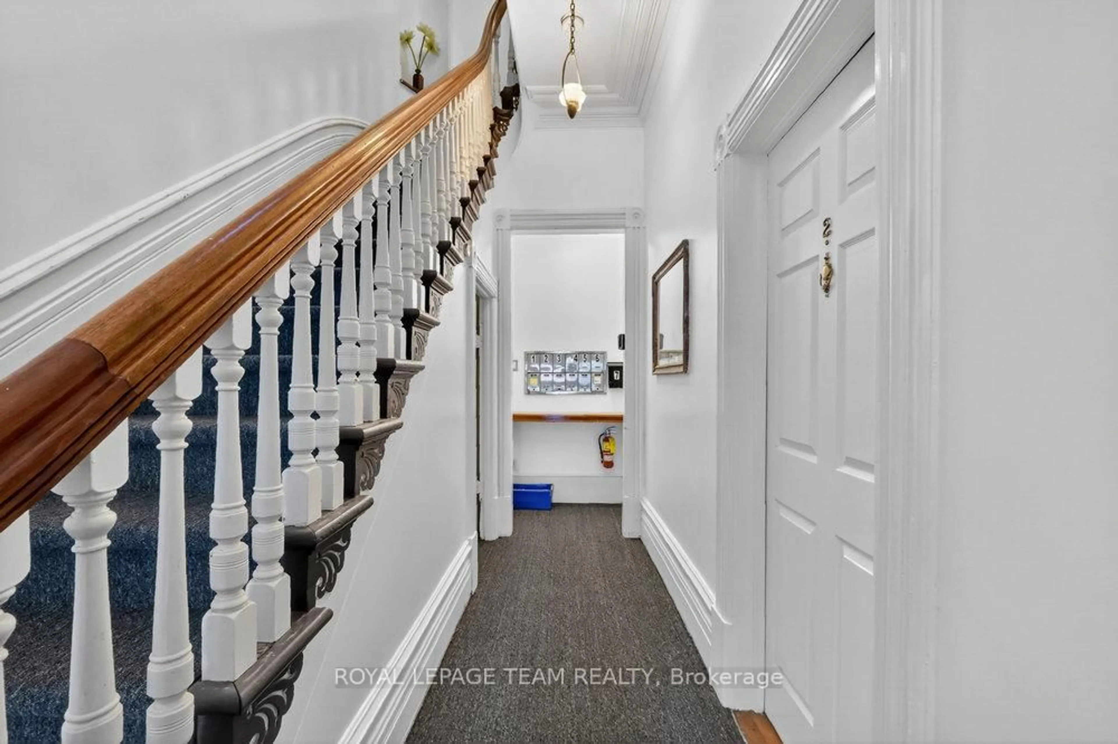 Indoor entryway for 260 Somerset St, Ottawa Ontario K2P 0J6