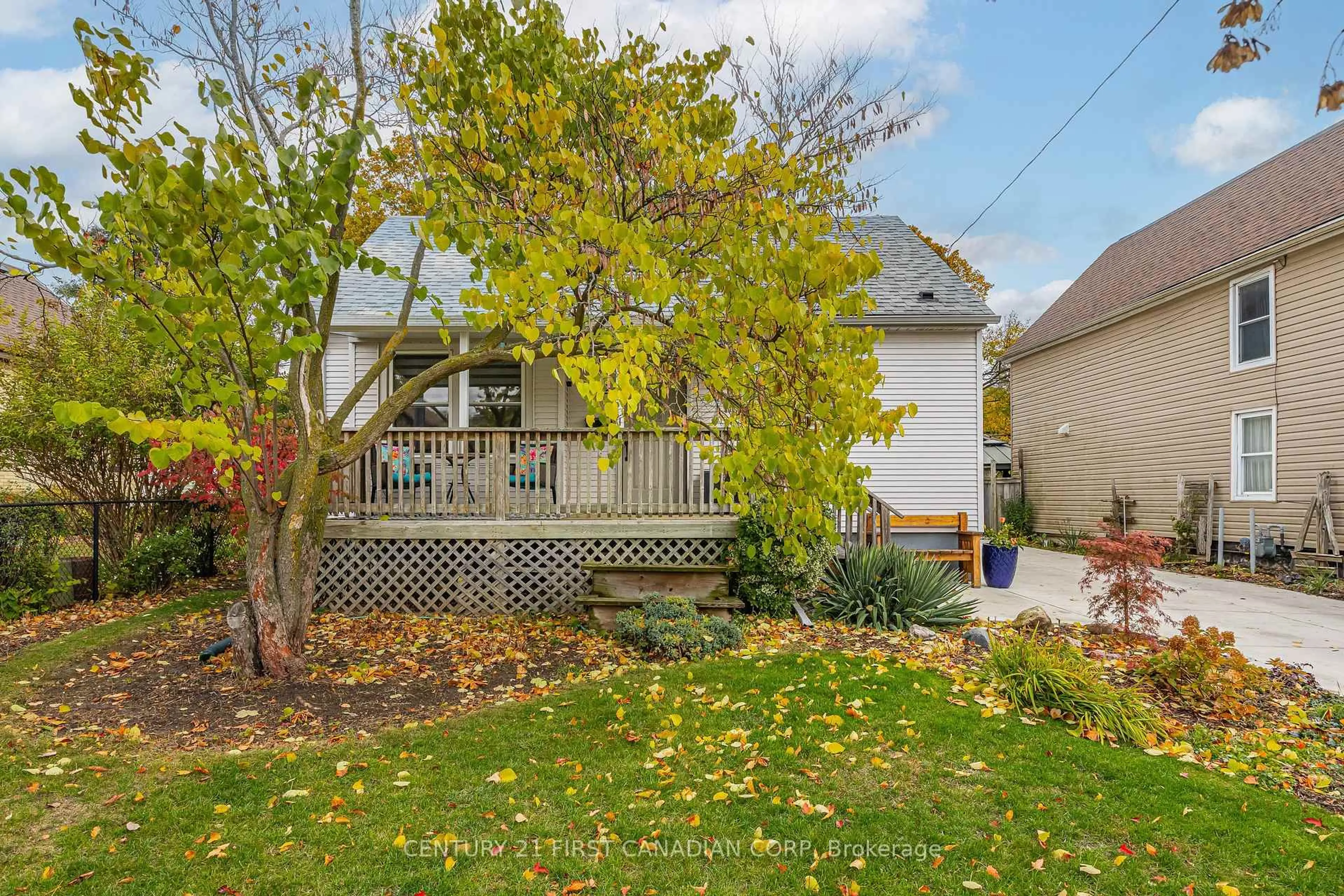 A pic from outside/outdoor area/front of a property/back of a property/a pic from drone, street for 62 Linwood St, London East Ontario N5Y 1W2