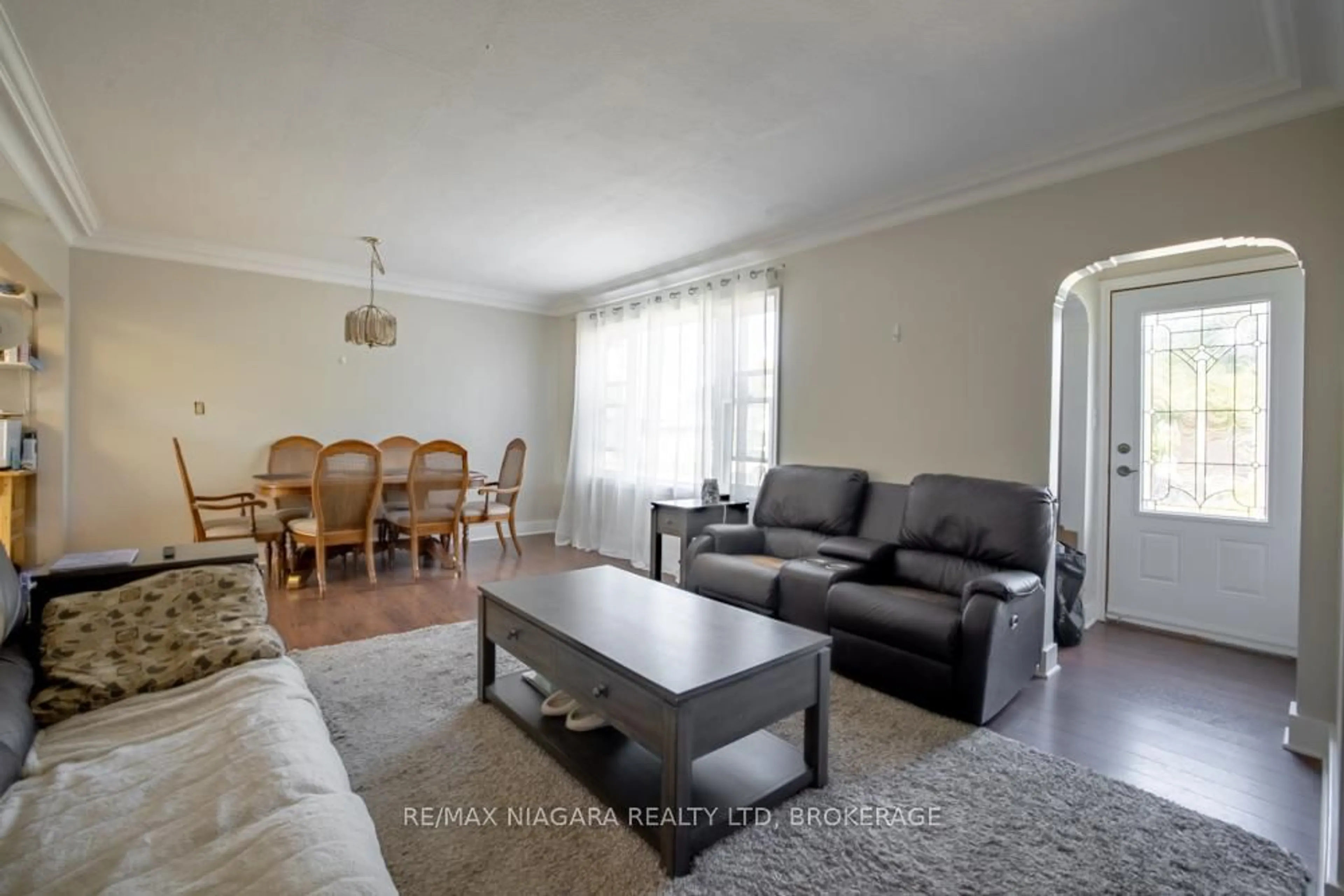 Living room with furniture, wood/laminate floor for 55 Ann St, Thorold Ontario L2V 2J8