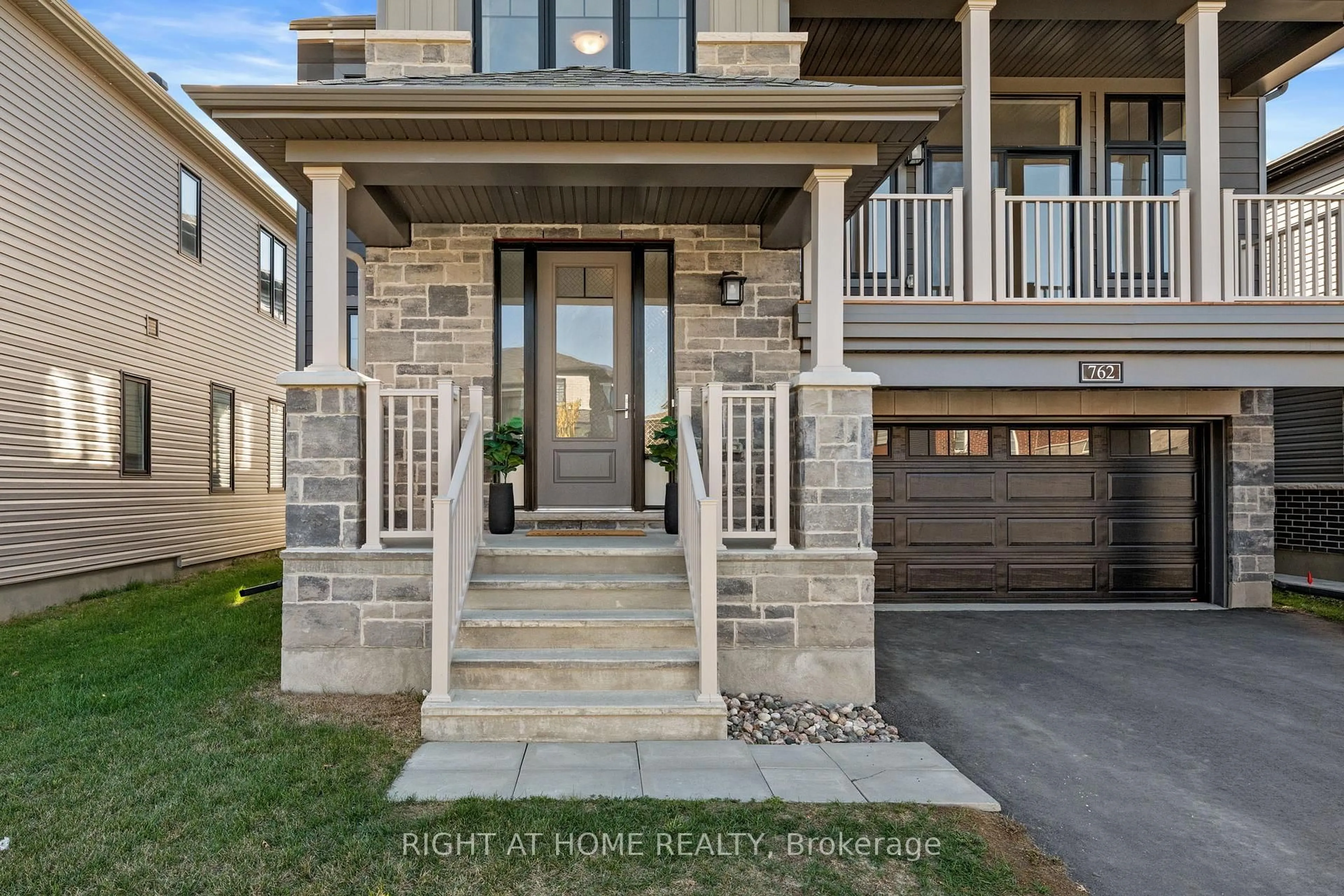 Indoor entryway for 762 Shoal St, Ottawa Ontario K4M 0X5