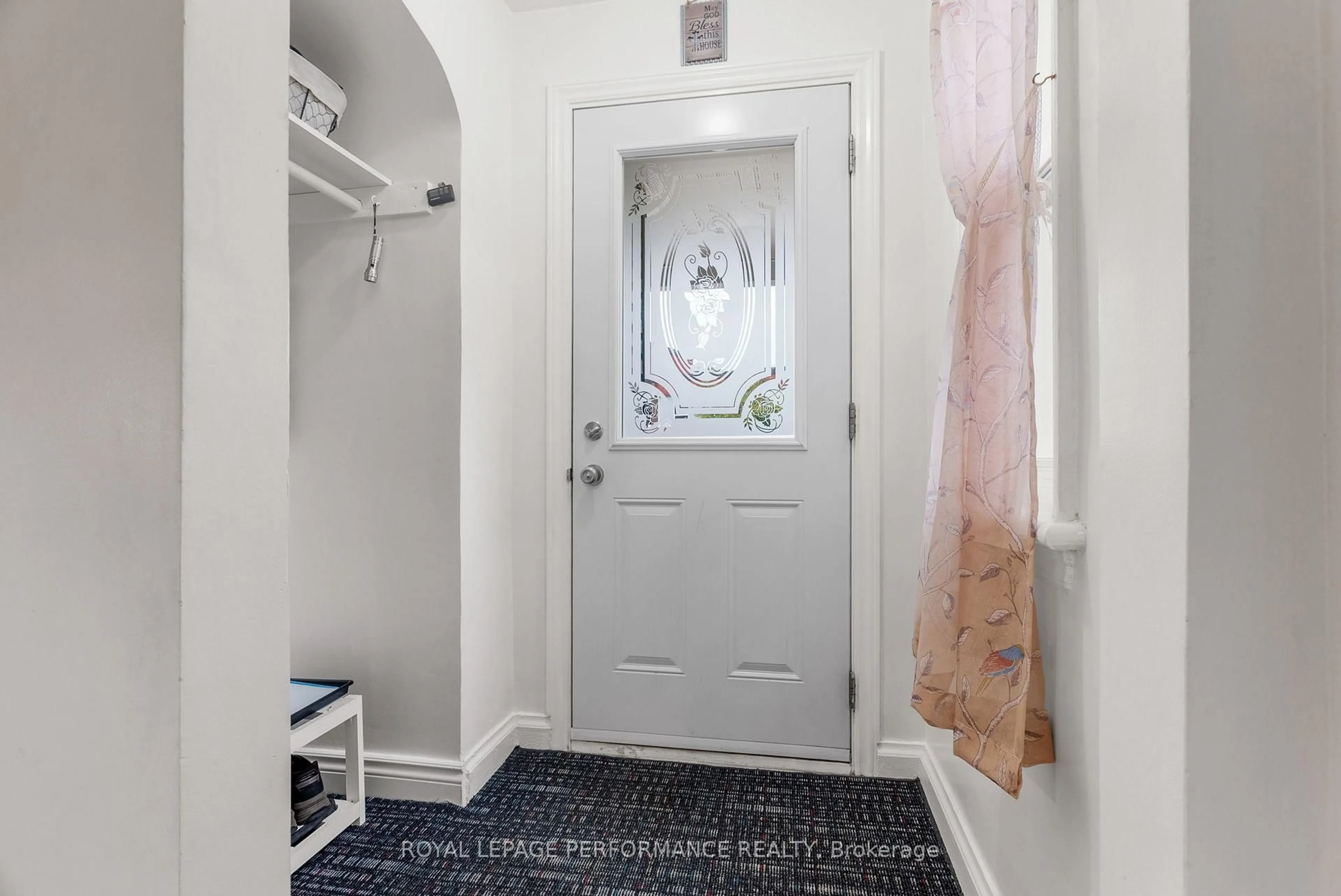 Indoor entryway for 72 Dagmar Ave, Ottawa Ontario K1L 5T4