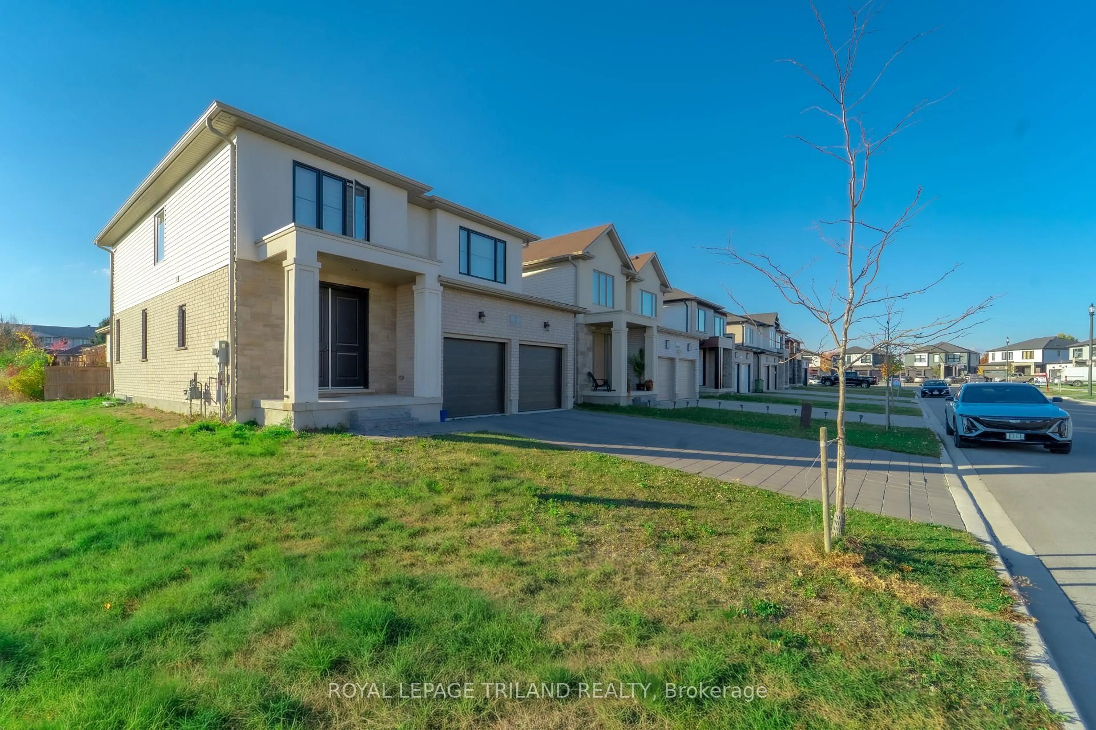 A pic from outside/outdoor area/front of a property/back of a property/a pic from drone, street for 7 Welch Crt, St. Thomas Ontario N5R 0M1