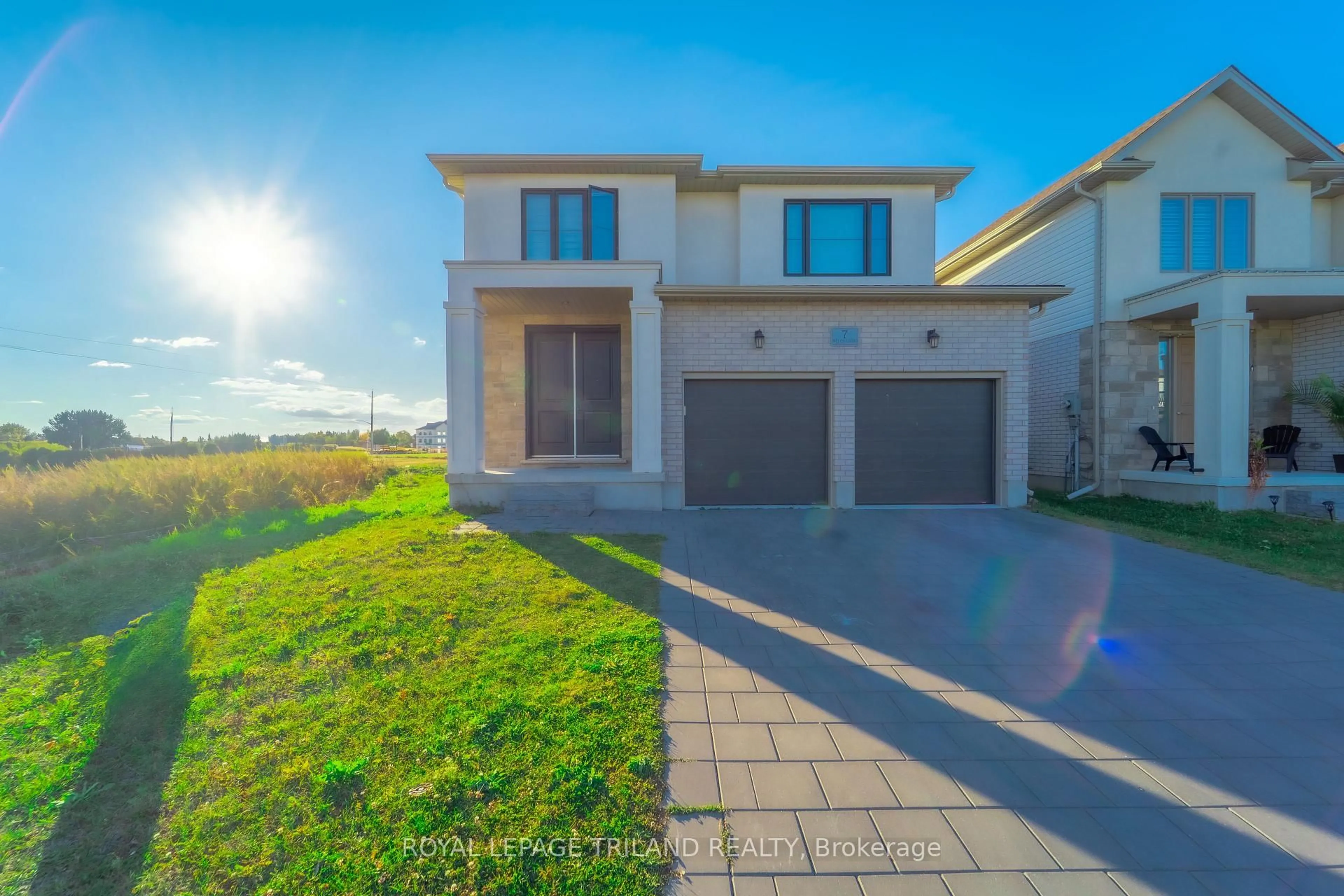 A pic from outside/outdoor area/front of a property/back of a property/a pic from drone, street for 7 Welch Crt, St. Thomas Ontario N5R 0M1