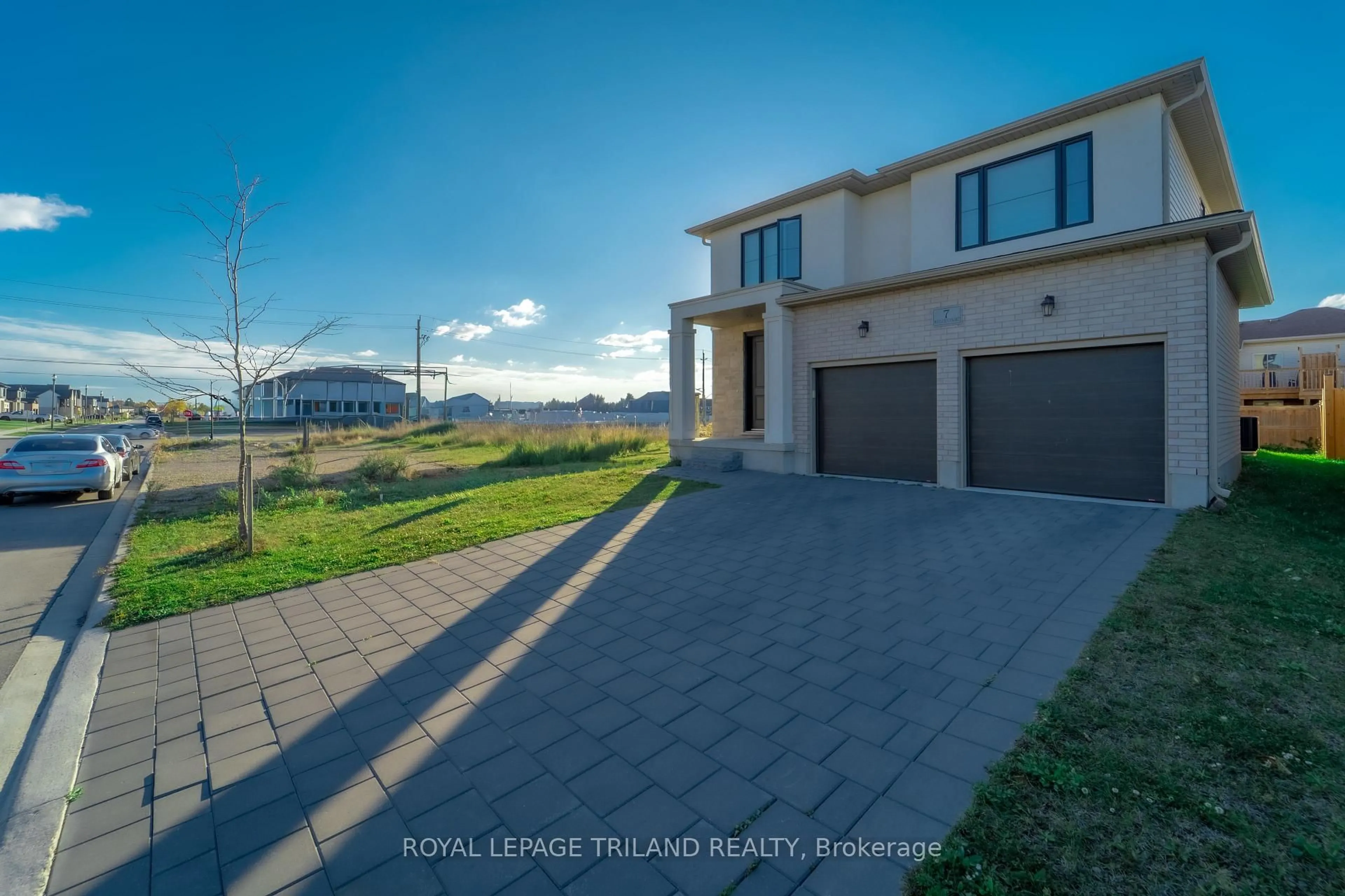 A pic from outside/outdoor area/front of a property/back of a property/a pic from drone, water/lake/river/ocean view for 7 Welch Crt, St. Thomas Ontario N5R 0M1