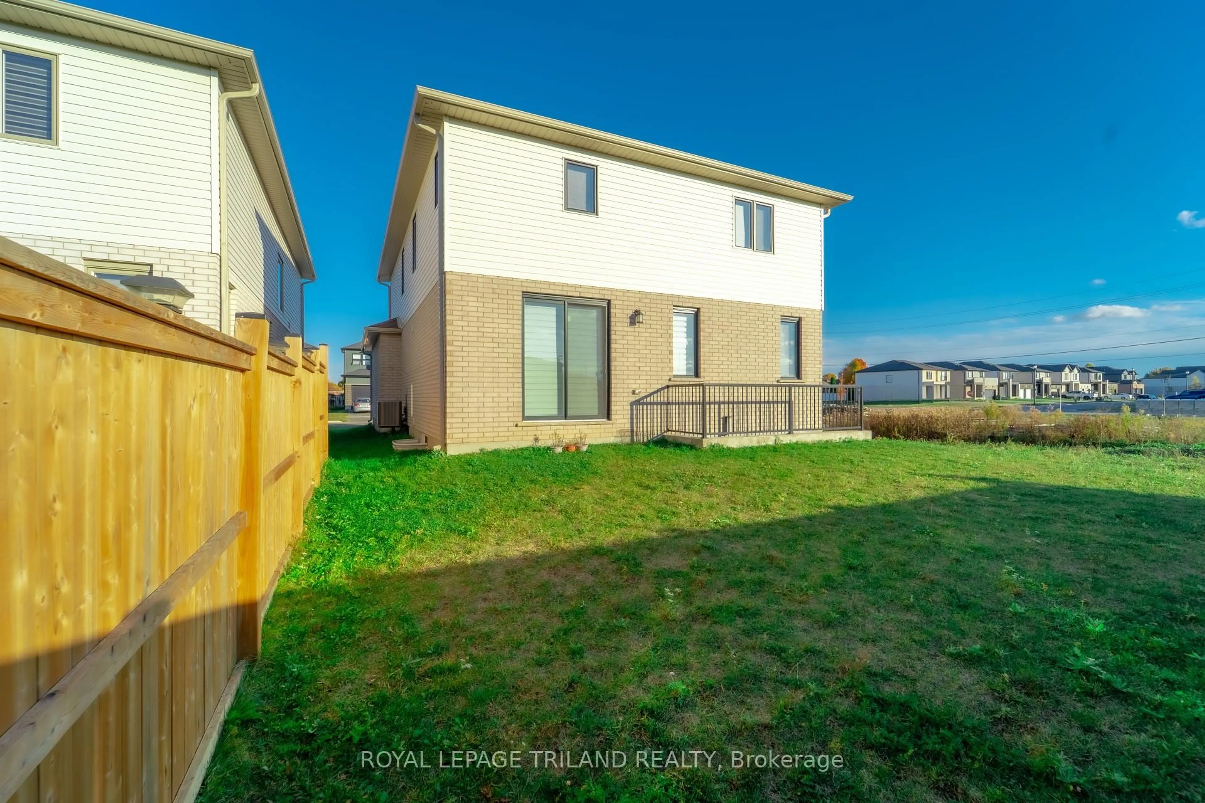 A pic from outside/outdoor area/front of a property/back of a property/a pic from drone, street for 7 Welch Crt, St. Thomas Ontario N5R 0M1