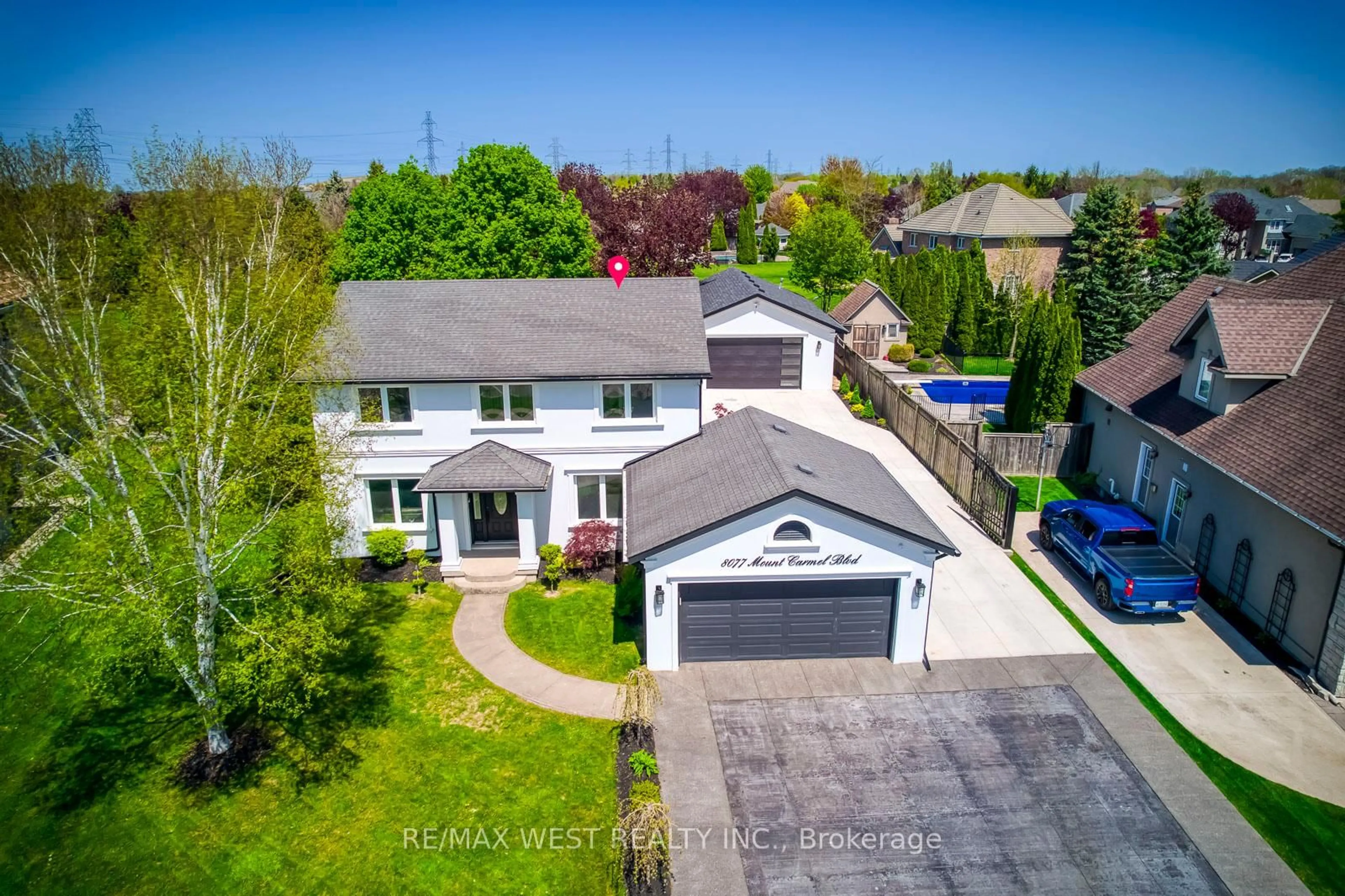 A pic from outside/outdoor area/front of a property/back of a property/a pic from drone, street for 8077 Mount Carmel Blvd, Niagara Falls Ontario L2H 2Y8