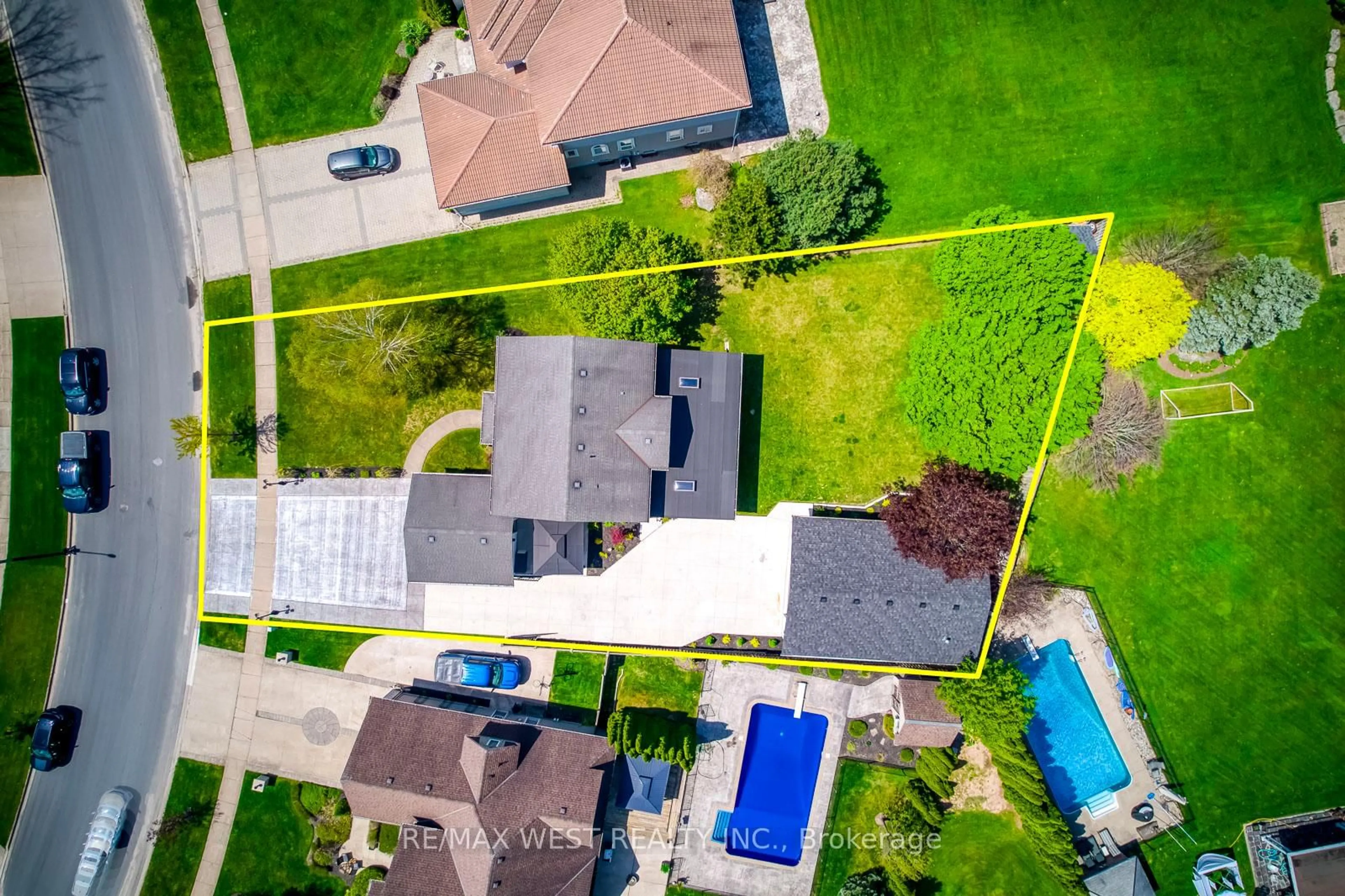 A pic from outside/outdoor area/front of a property/back of a property/a pic from drone, street for 8077 Mount Carmel Blvd, Niagara Falls Ontario L2H 2Y8