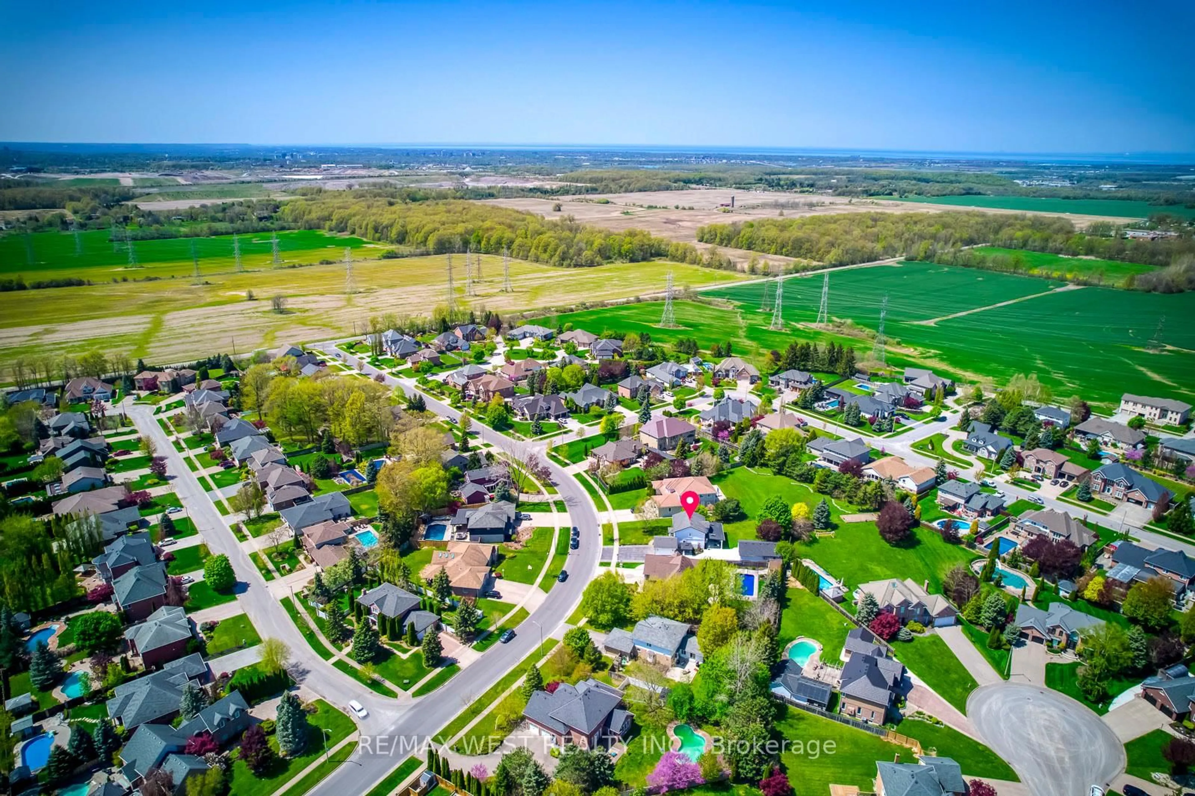 A pic from outside/outdoor area/front of a property/back of a property/a pic from drone, street for 8077 Mount Carmel Blvd, Niagara Falls Ontario L2H 2Y8