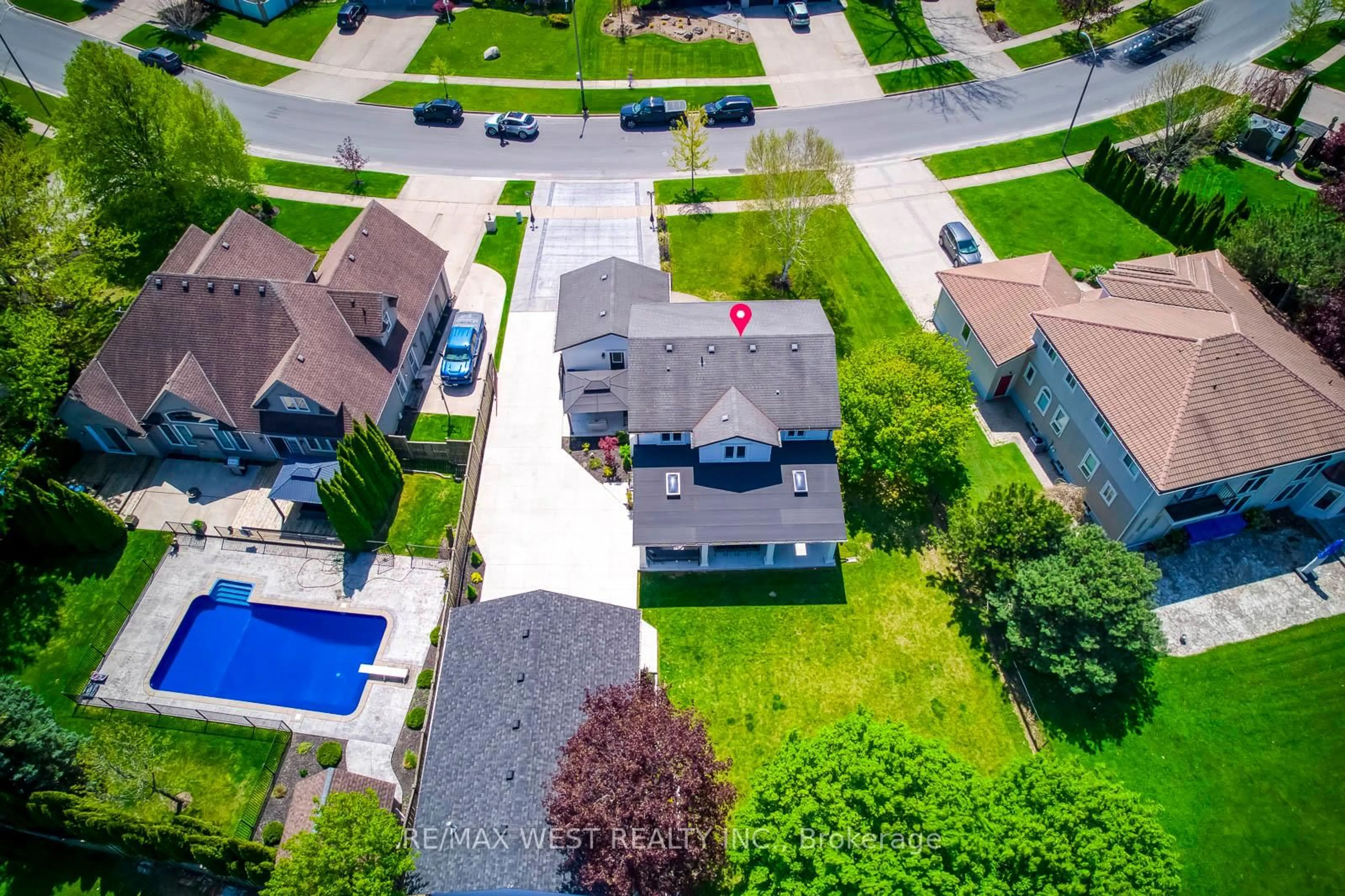 A pic from outside/outdoor area/front of a property/back of a property/a pic from drone, street for 8077 Mount Carmel Blvd, Niagara Falls Ontario L2H 2Y8