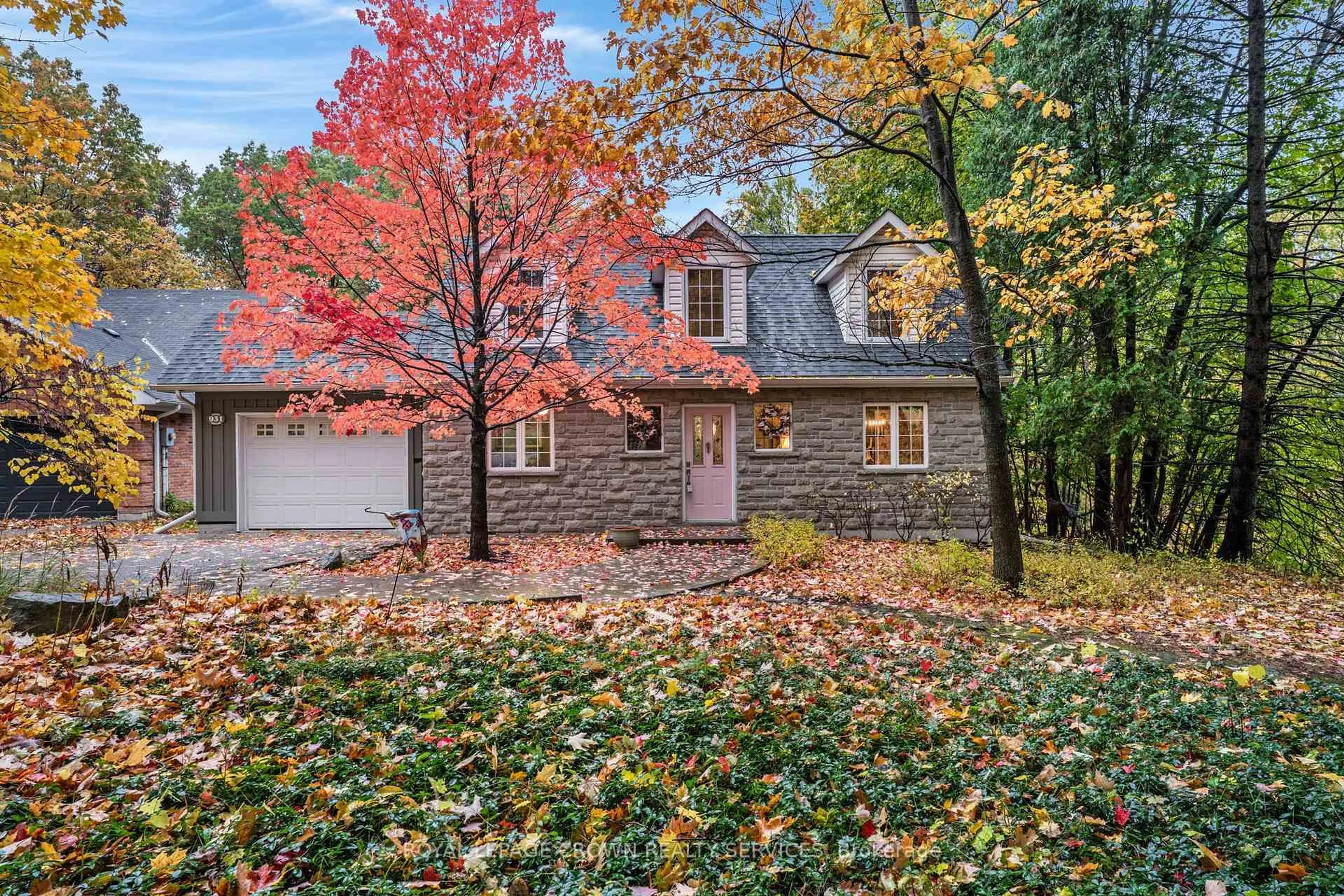 Home with brick exterior material, street for 931 Montgomery Dr, Hamilton Ontario L9G 3H6