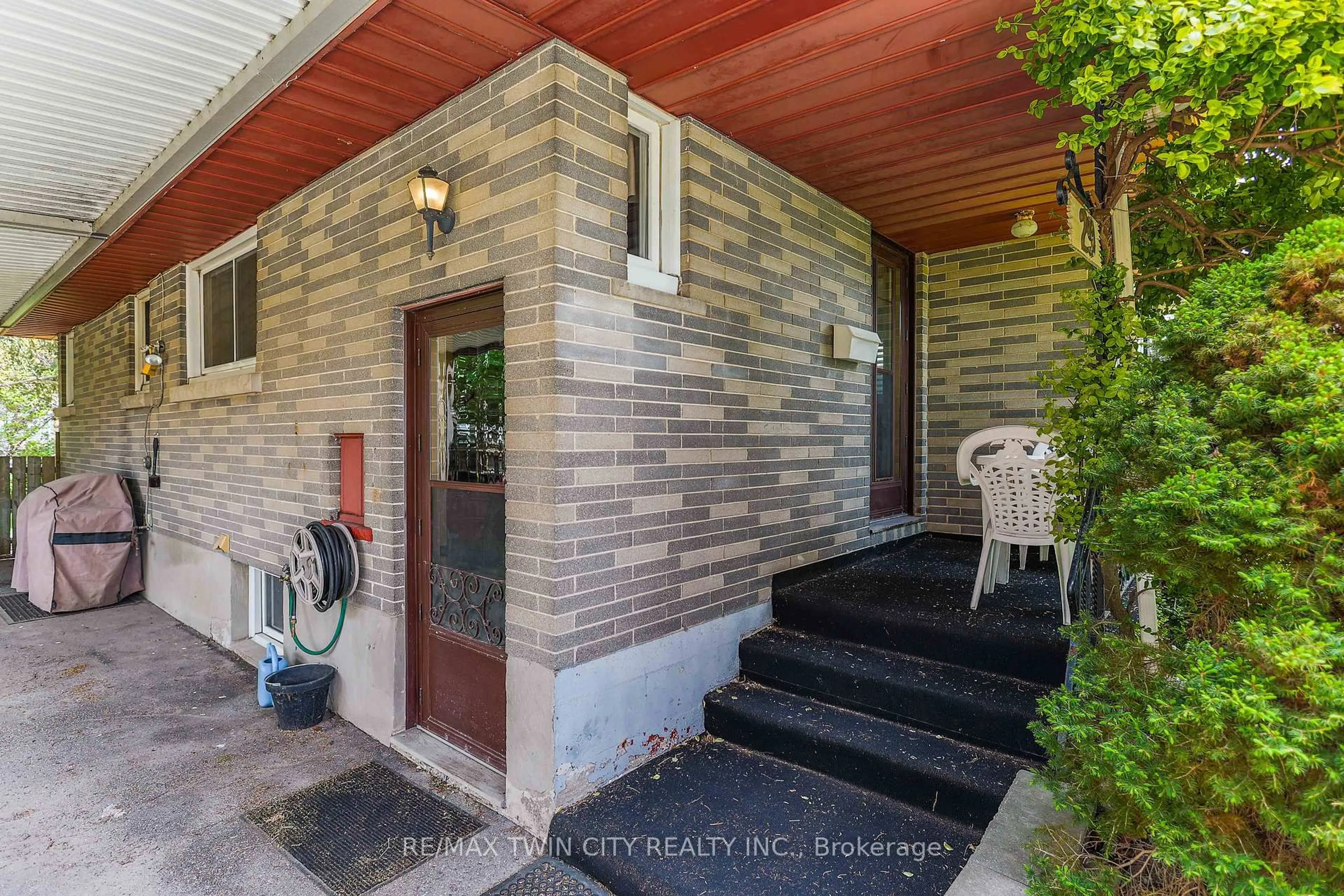 Indoor entryway for 29 Albemarle St, Brantford Ontario N3S 4N5