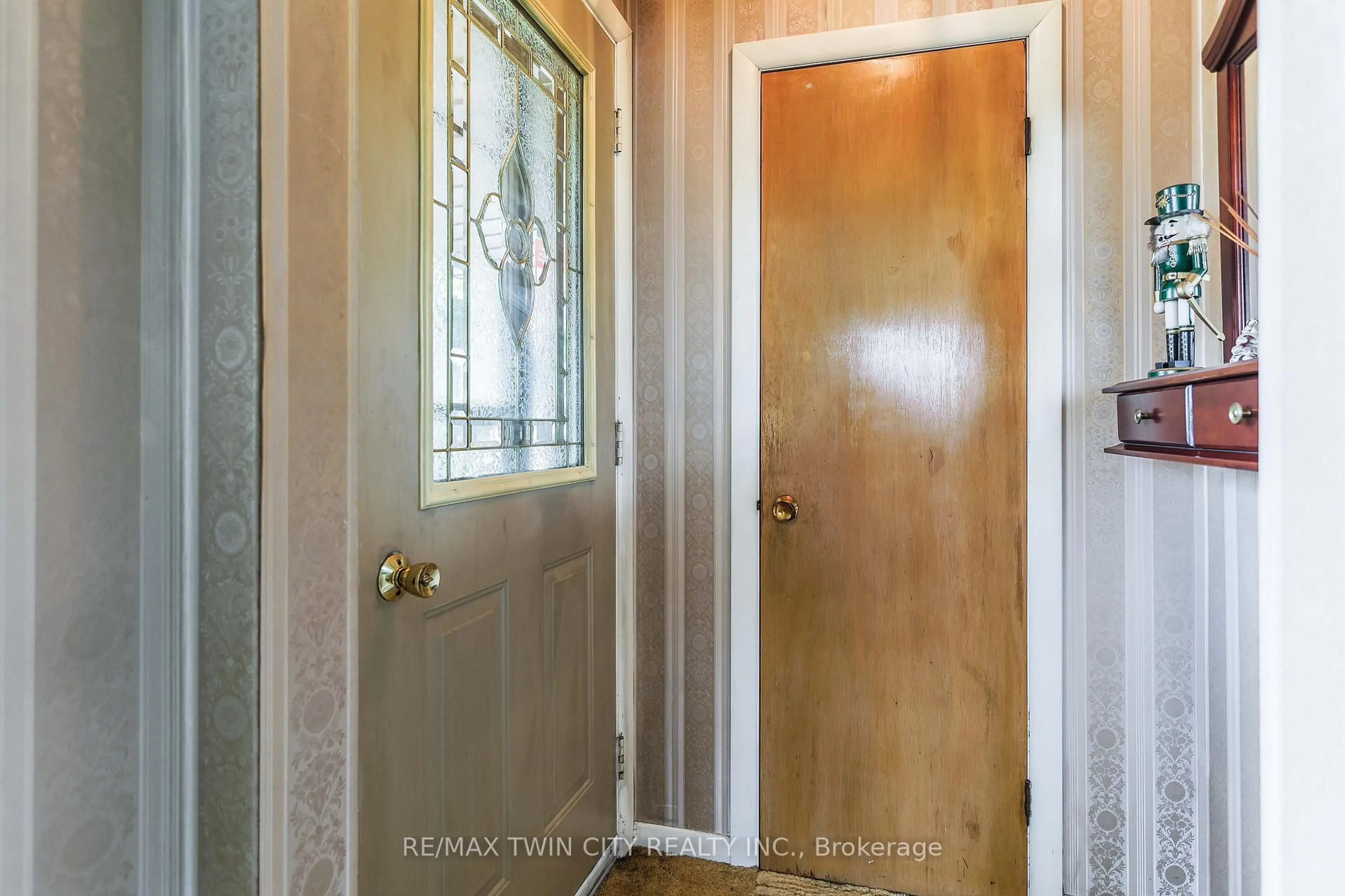 Indoor entryway for 29 Albemarle St, Brantford Ontario N3S 4N5