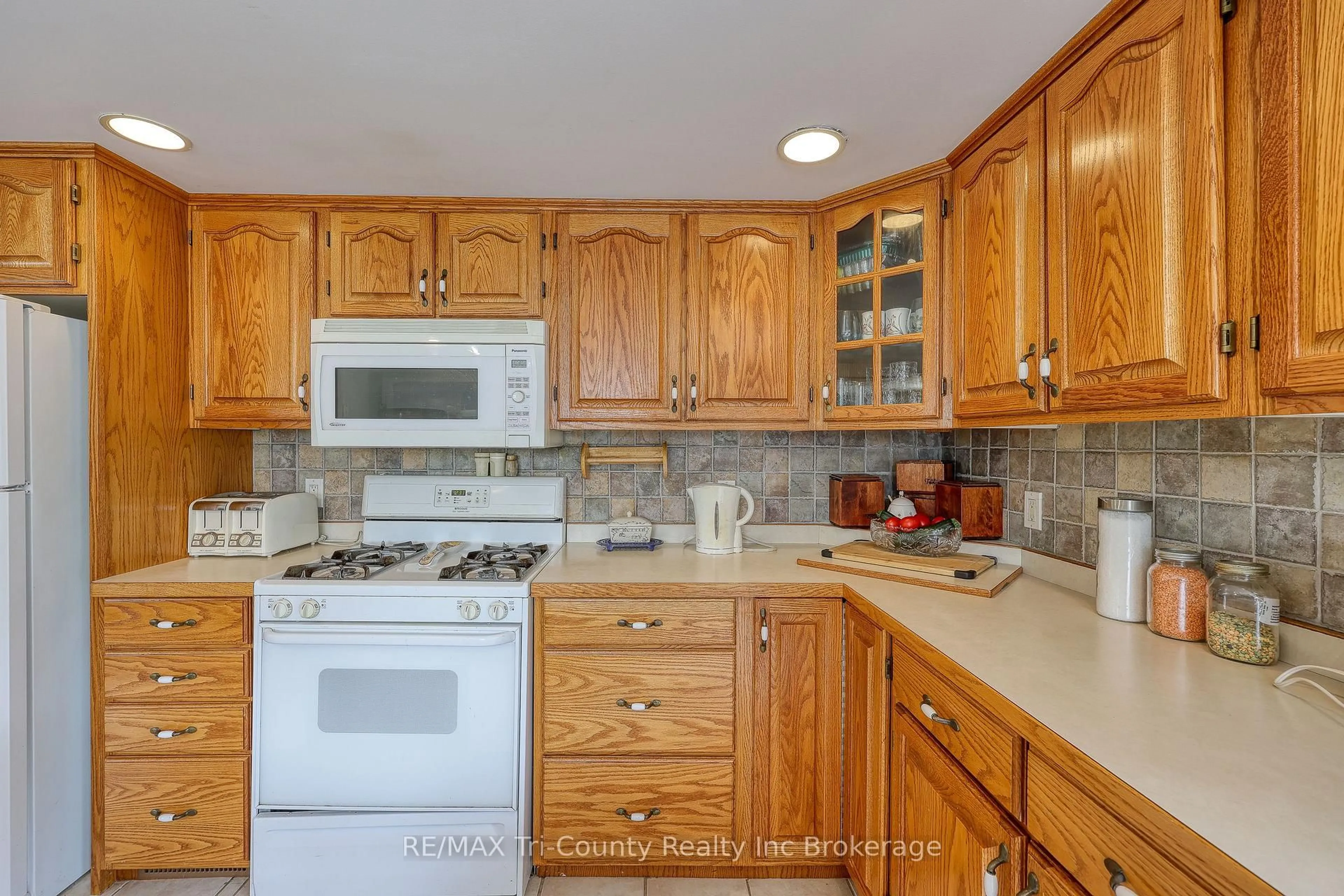 Standard kitchen, ceramic/tile floor for 1686 Char'ville E 1/4 Rd, Norfolk Ontario N3Y 4K5