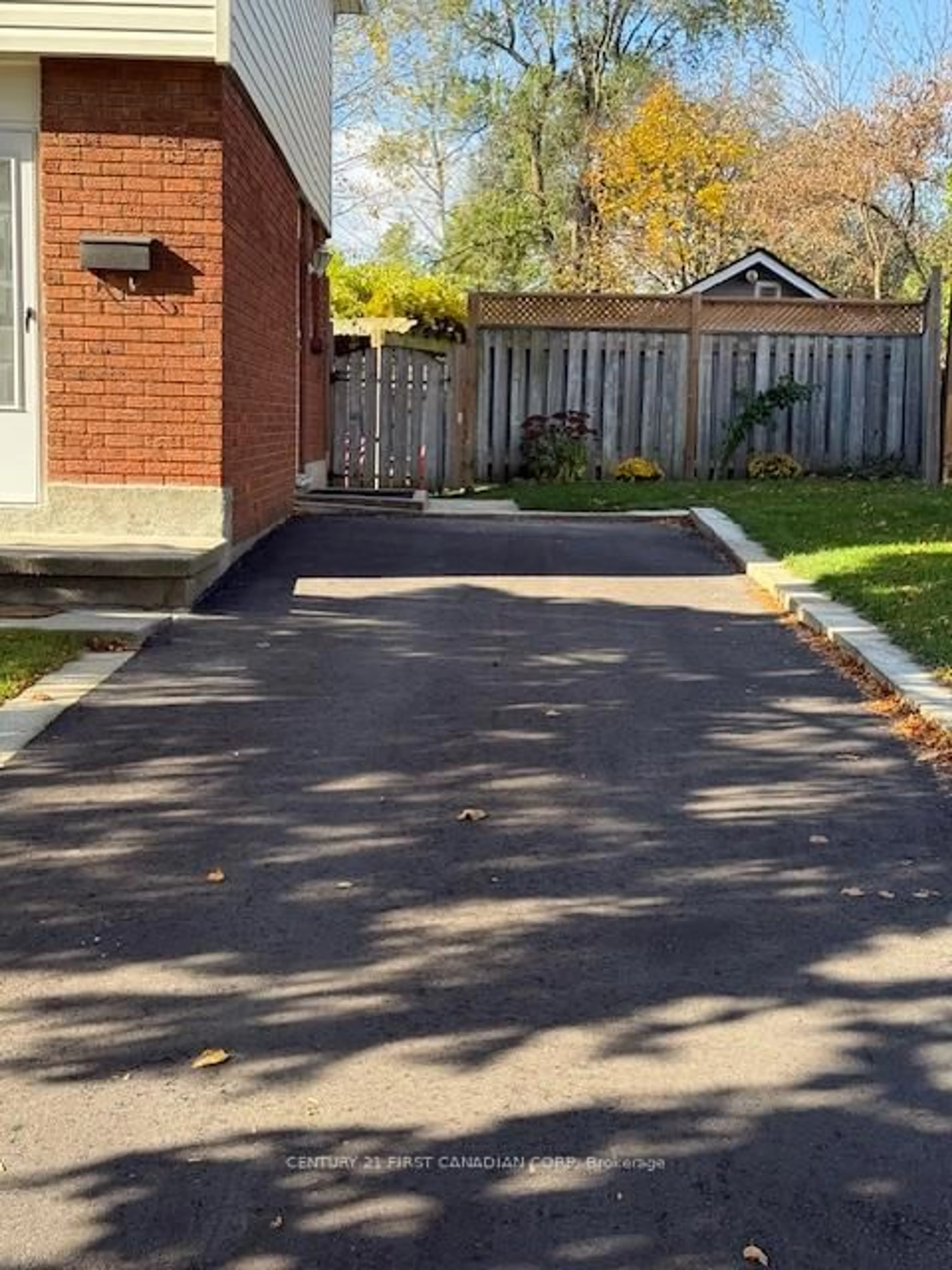 Unknown for 17 Vincent Cres, London South Ontario N6C 4X9