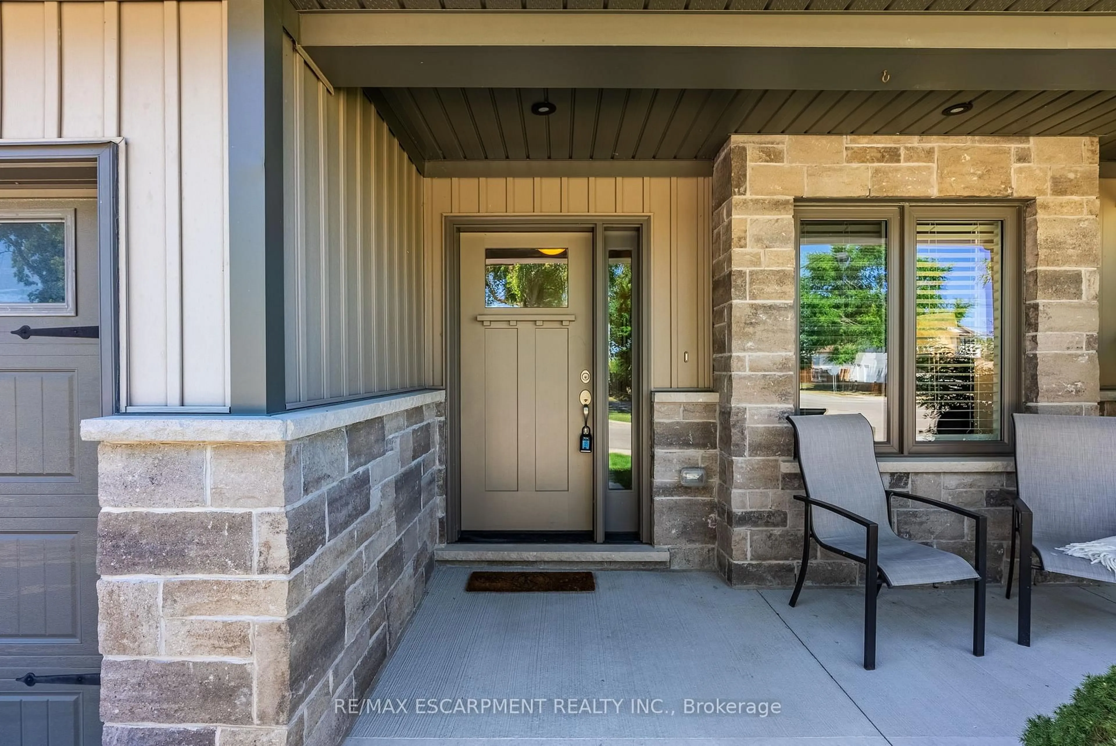 Indoor entryway for 9 Richard Cres, West Lincoln Ontario L0R 2A0