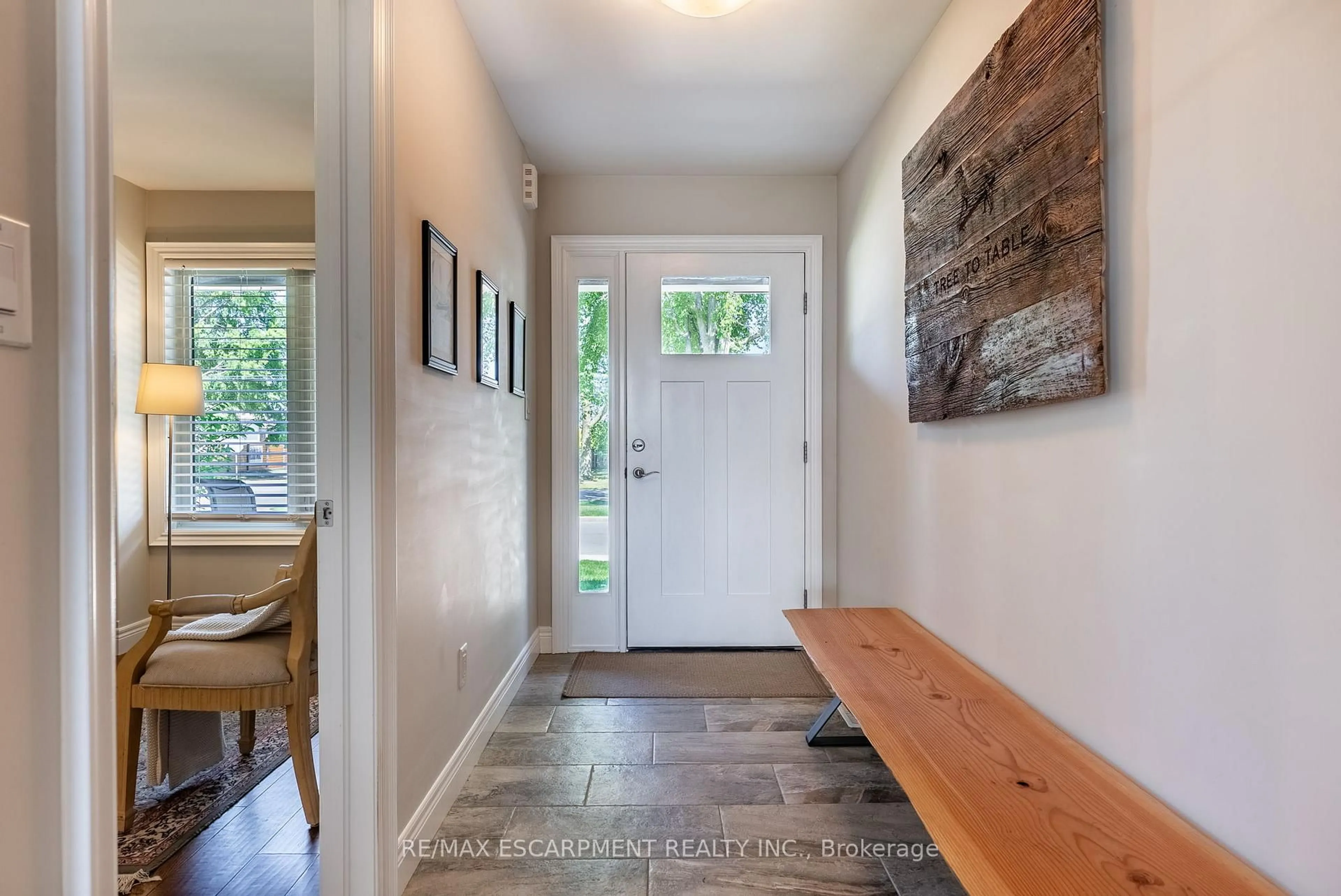 Indoor entryway for 9 Richard Cres, West Lincoln Ontario L0R 2A0