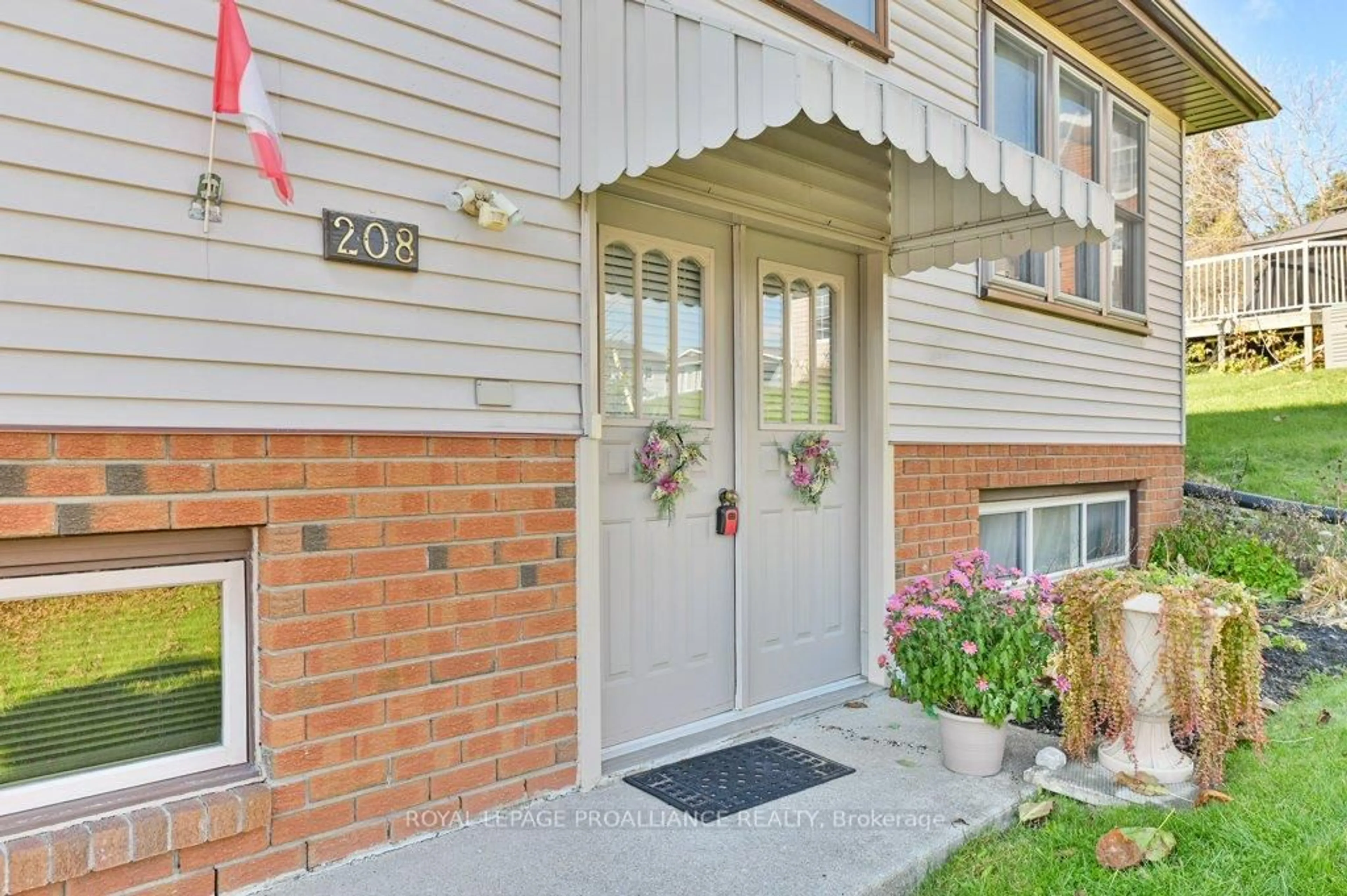 Indoor entryway for 208 William St, Stirling Ontario K0K 3E0