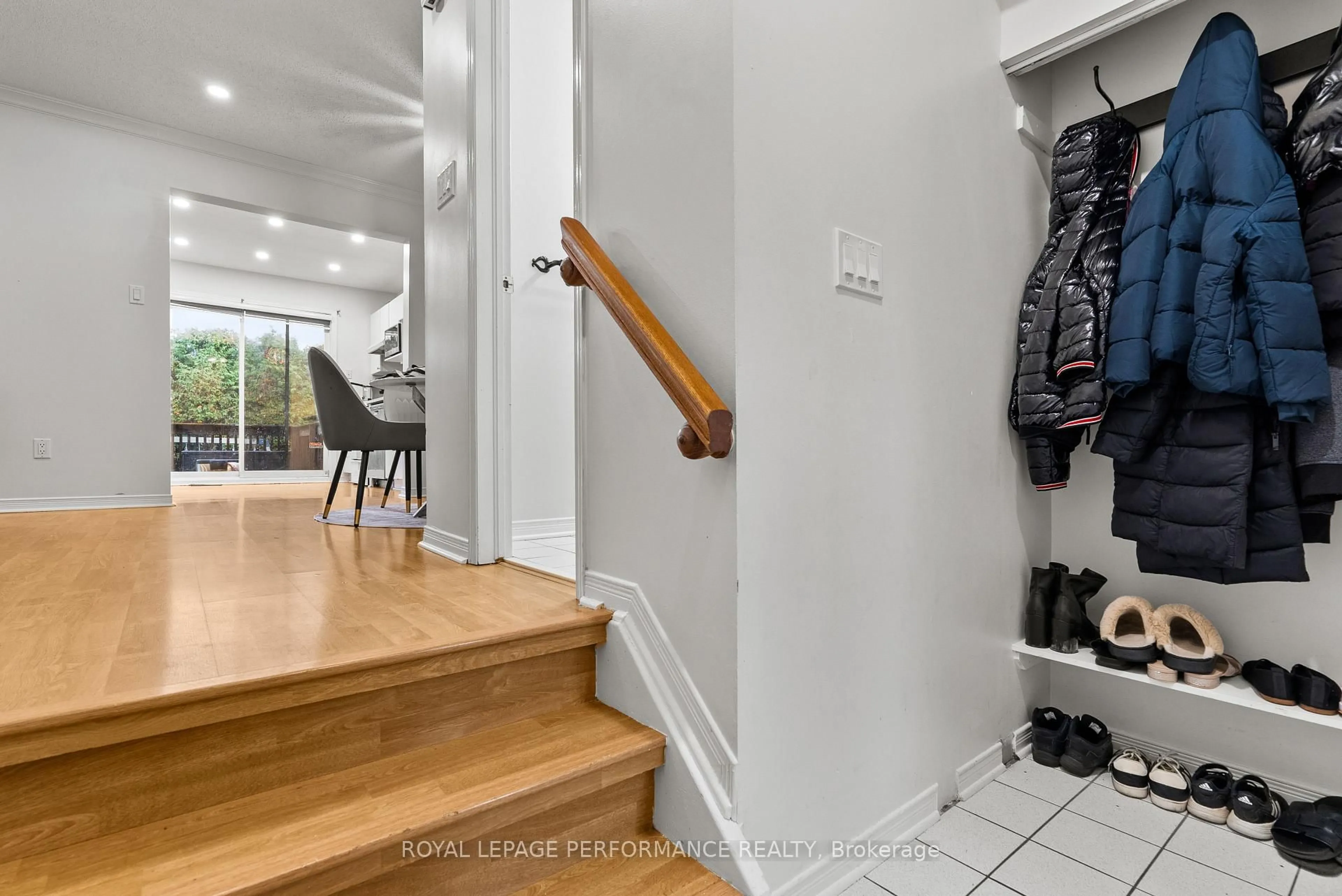 Indoor entryway for 787 Hancock Cres, Ottawa Ontario K4A 3N1