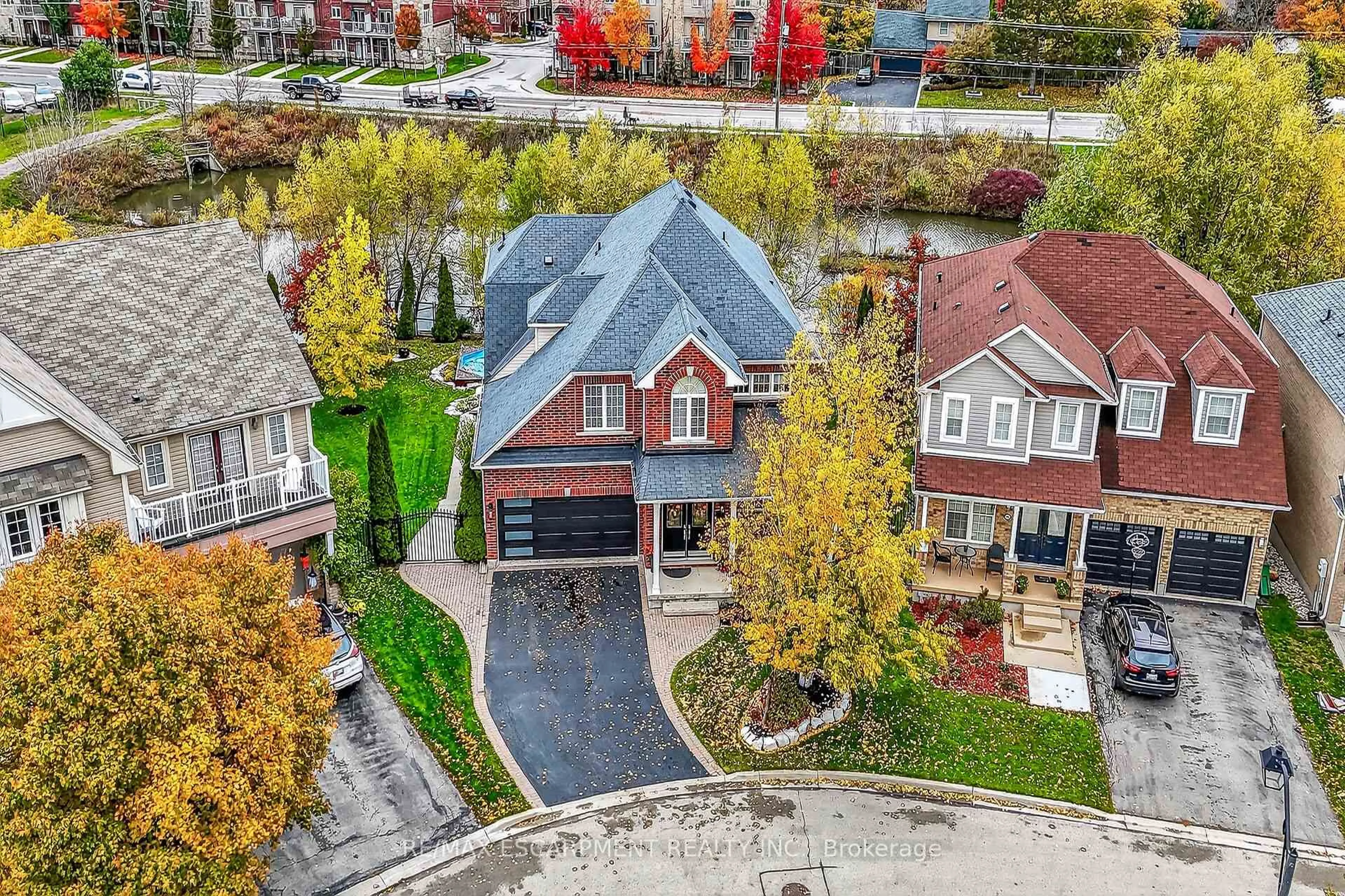 A pic from outside/outdoor area/front of a property/back of a property/a pic from drone, street for 20 Fowler Dr, Hamilton Ontario L0R 1C0