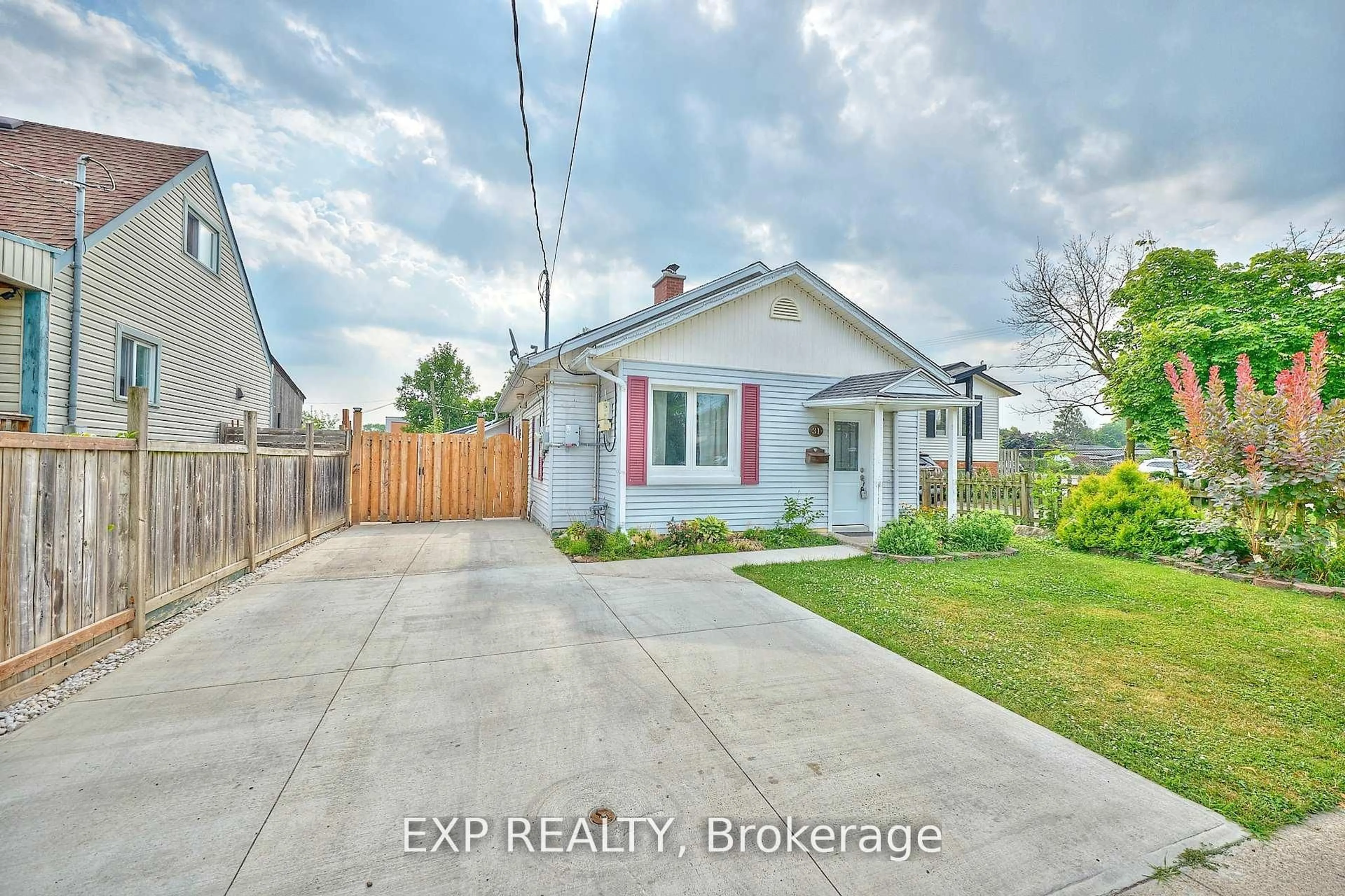 A pic from outside/outdoor area/front of a property/back of a property/a pic from drone, street for 31 Woodrow St, St. Catharines Ontario L2P 2A1