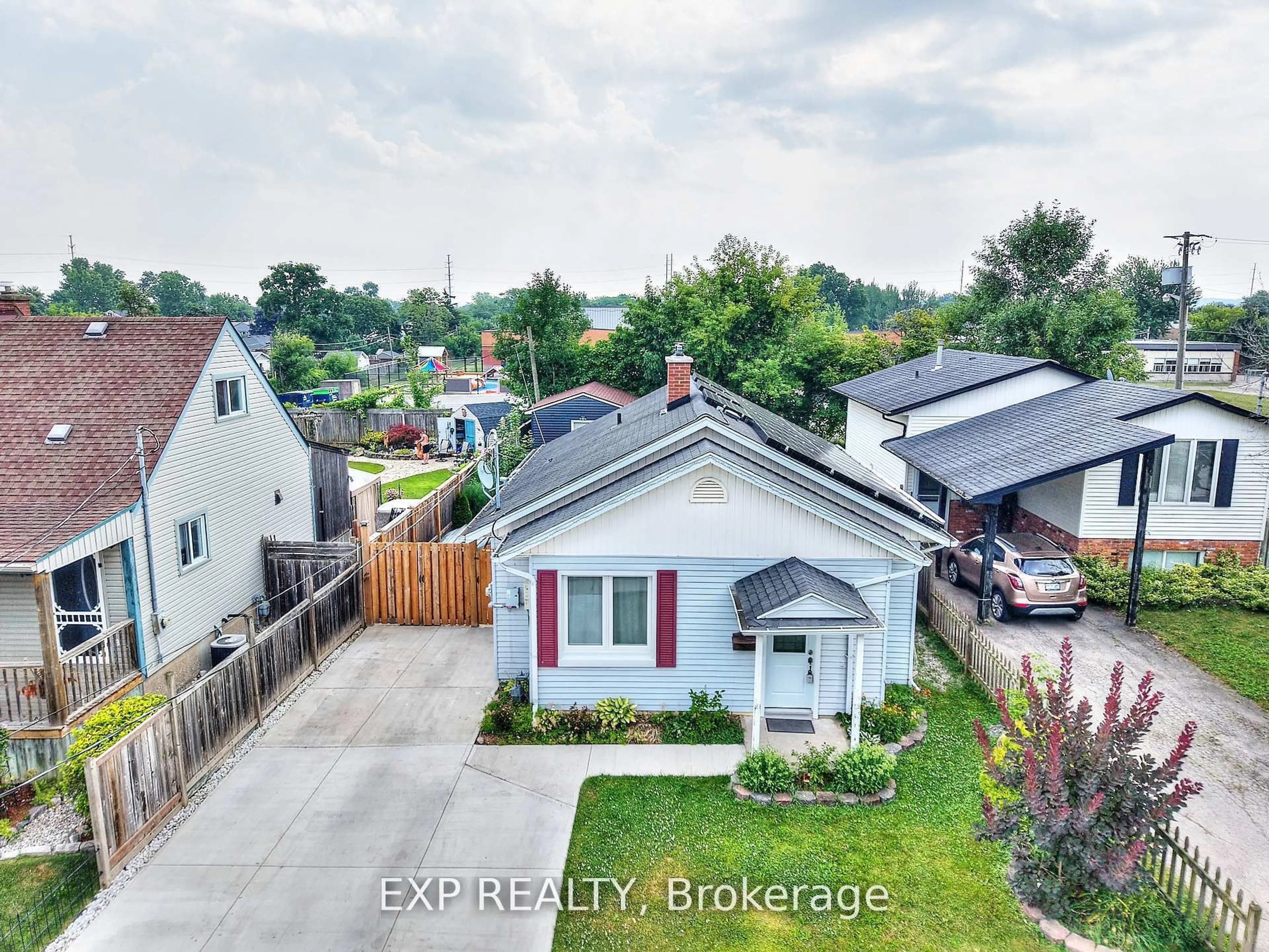 A pic from outside/outdoor area/front of a property/back of a property/a pic from drone, street for 31 Woodrow St, St. Catharines Ontario L2P 2A1