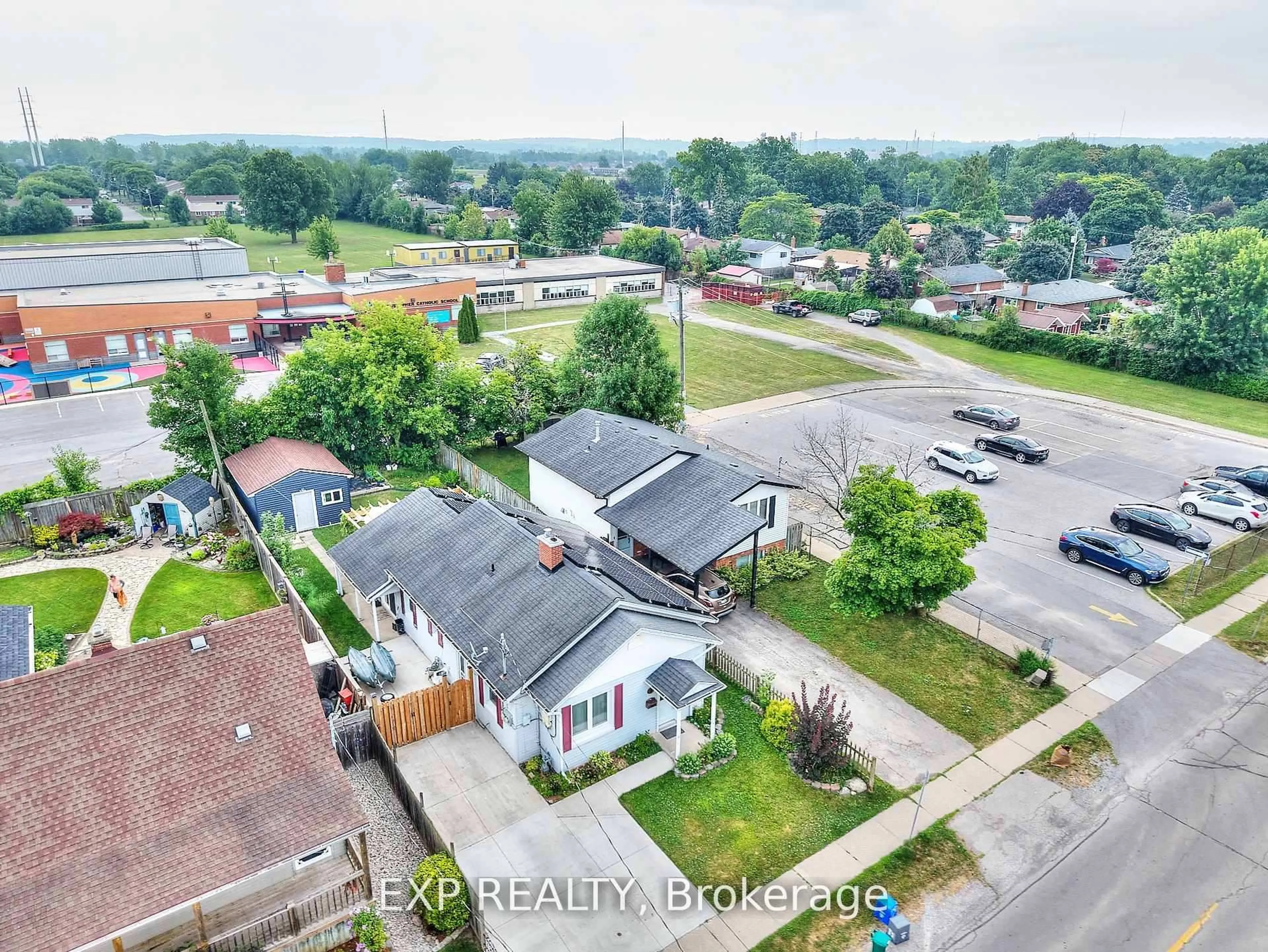 A pic from outside/outdoor area/front of a property/back of a property/a pic from drone, city buildings view from balcony for 31 Woodrow St, St. Catharines Ontario L2P 2A1