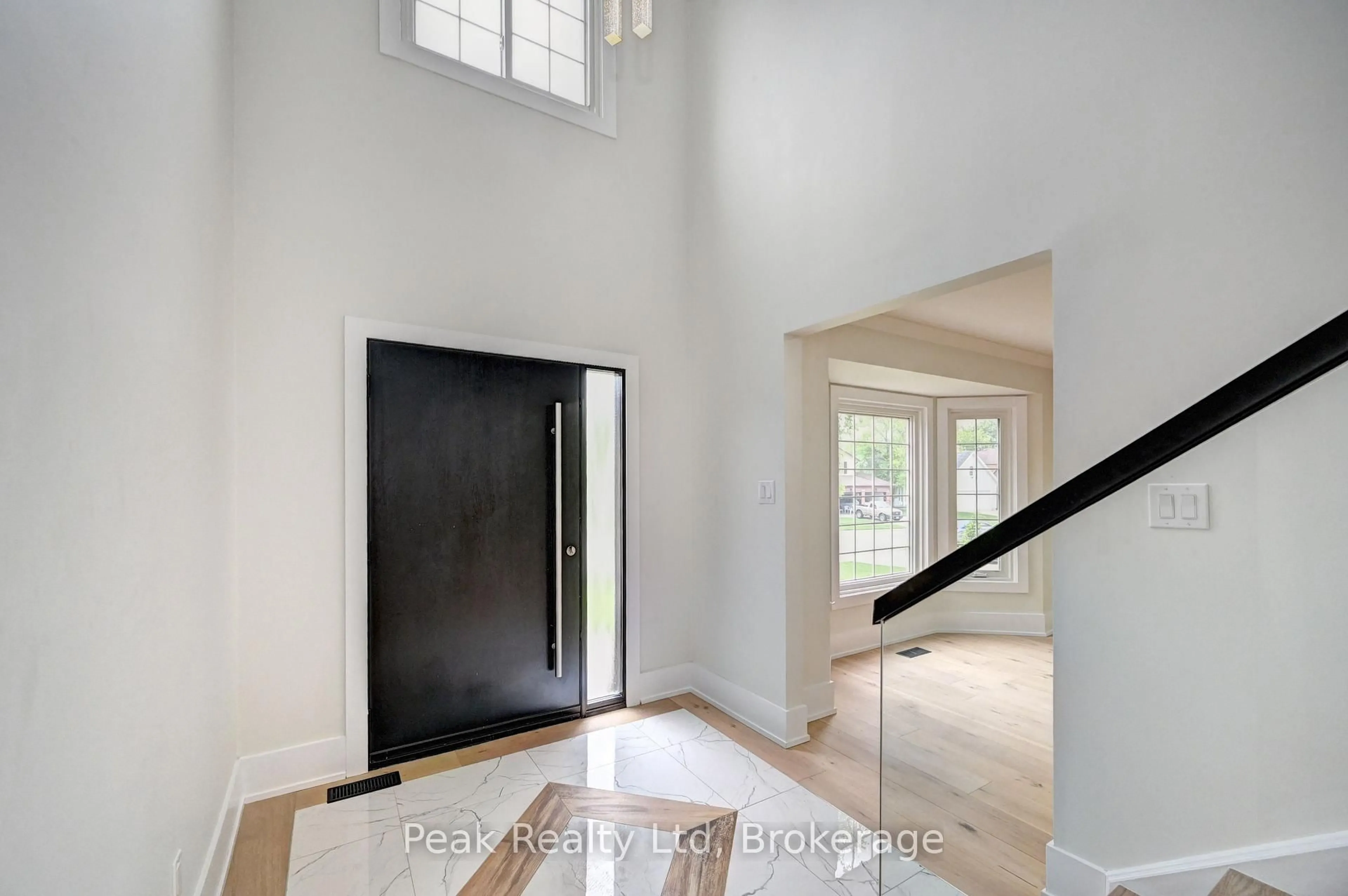 Indoor entryway for 352 Stephanie Dr, Guelph Ontario N1K 1R3