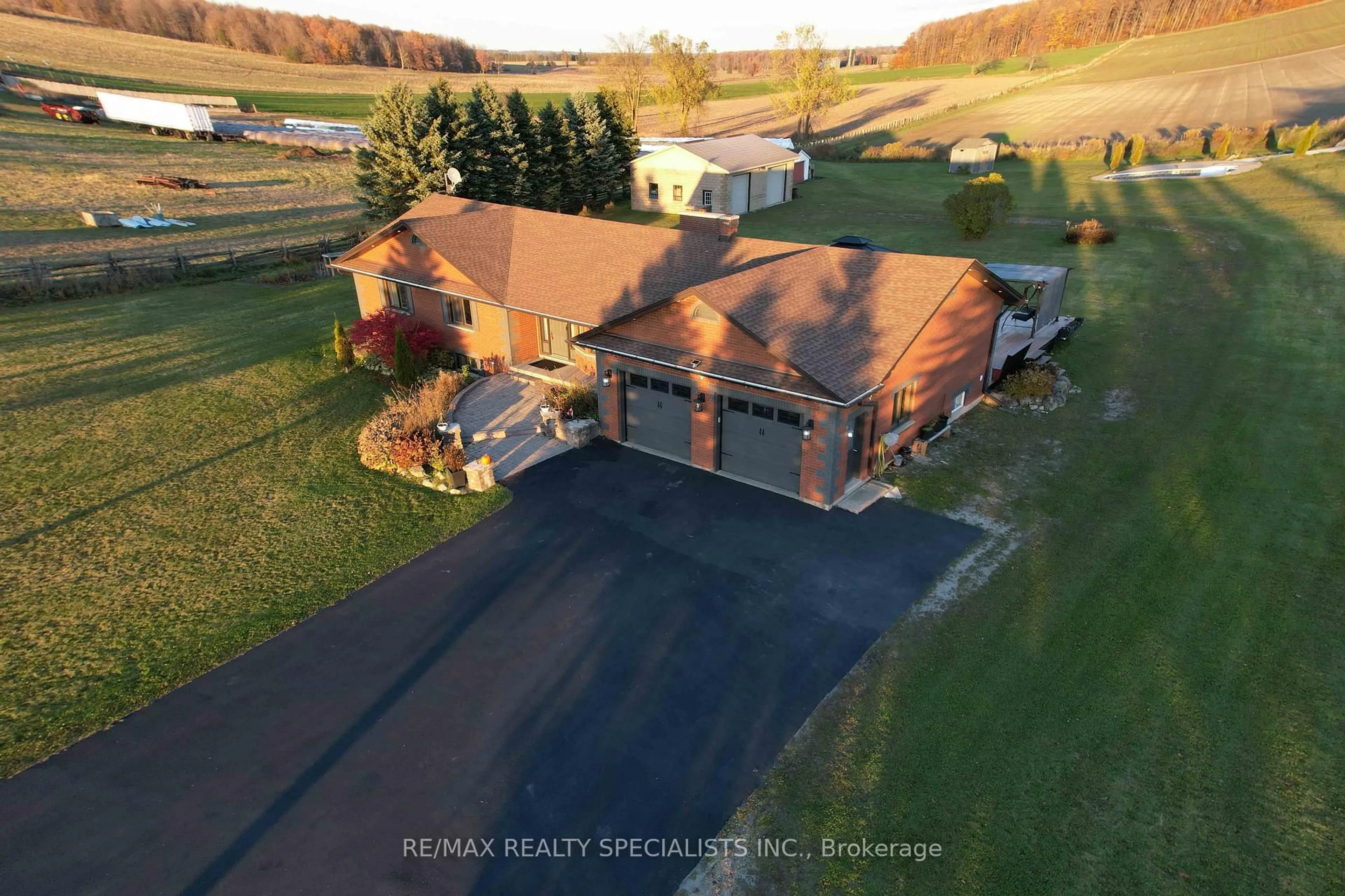 A pic from outside/outdoor area/front of a property/back of a property/a pic from drone, building for 554421 Mono Amaranth Townline, Mono Ontario L9W 5M8