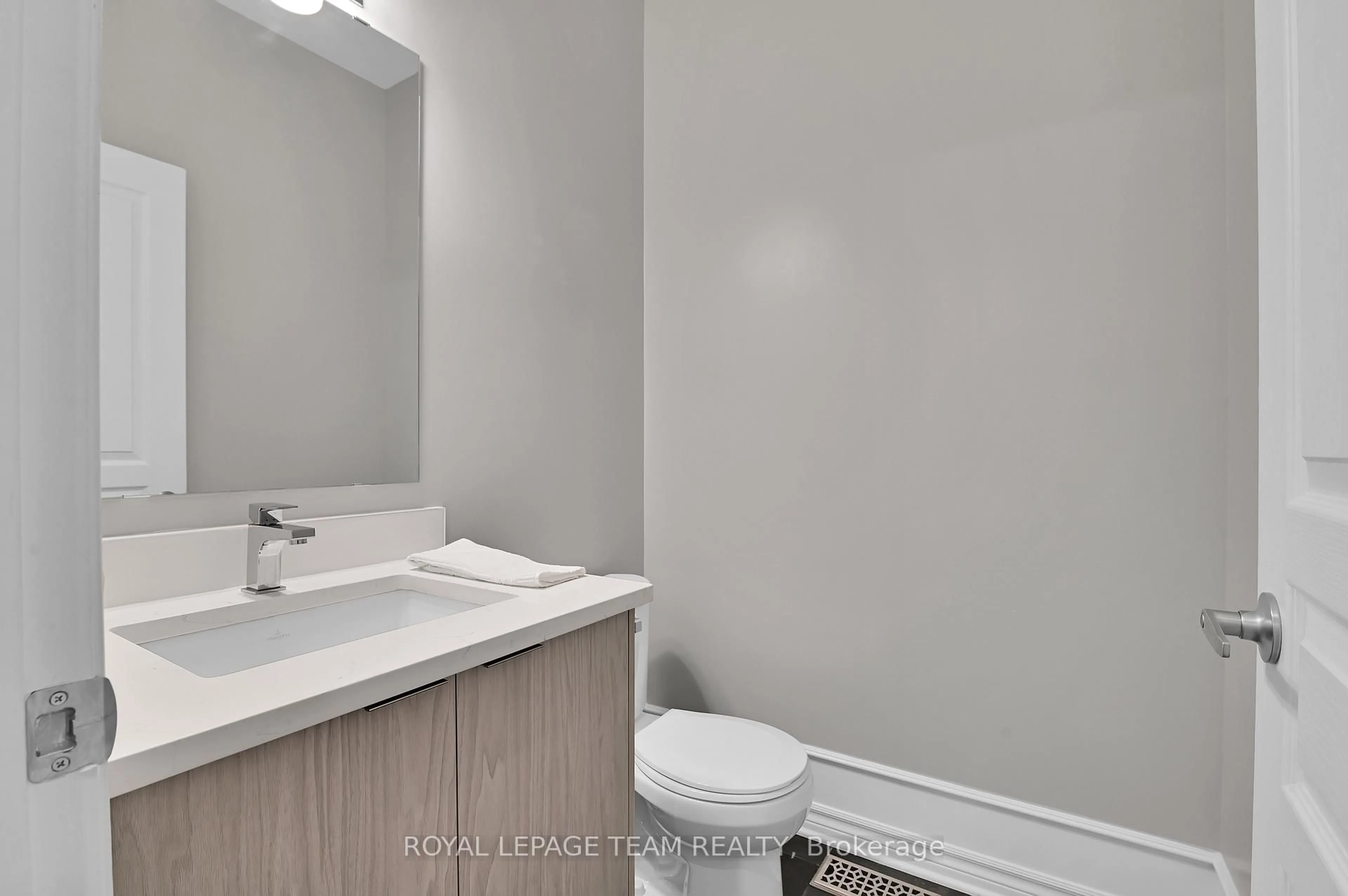 Standard bathroom, unknown for 743 Brian Good Ave, Ottawa Ontario K4M 0E3