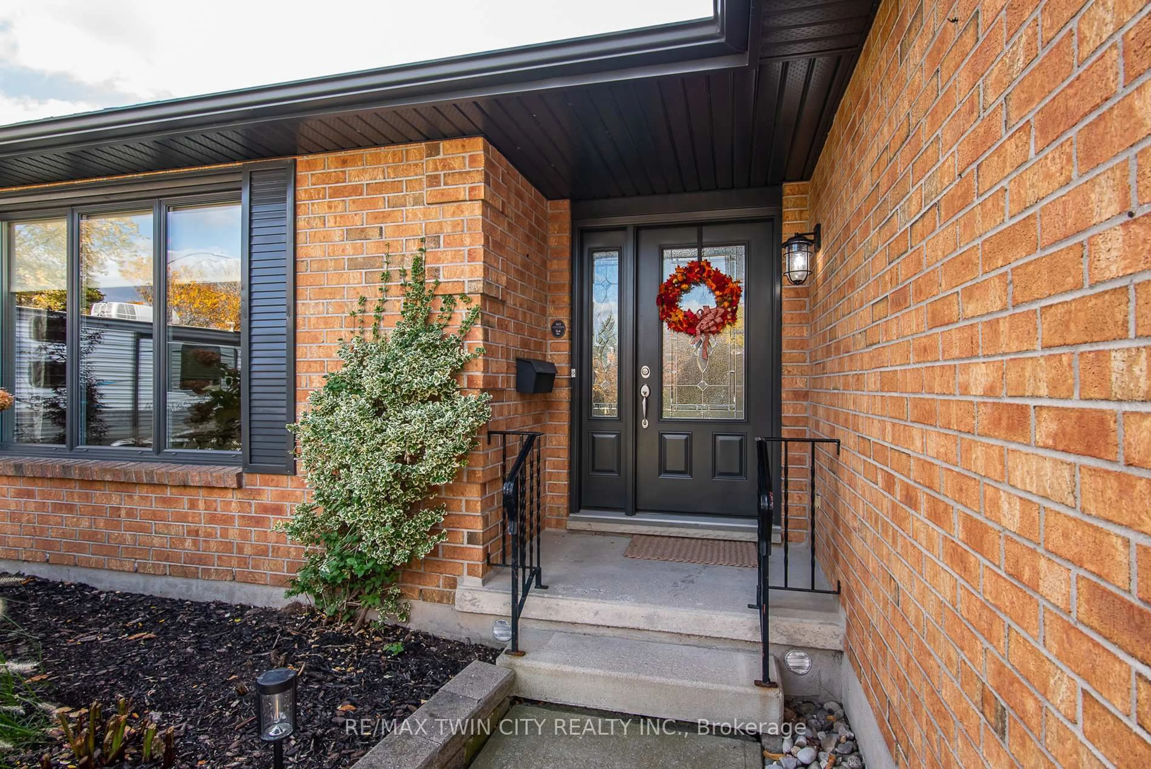 Indoor entryway for 491 Appledale Cres, Waterloo Ontario N2T 1V5