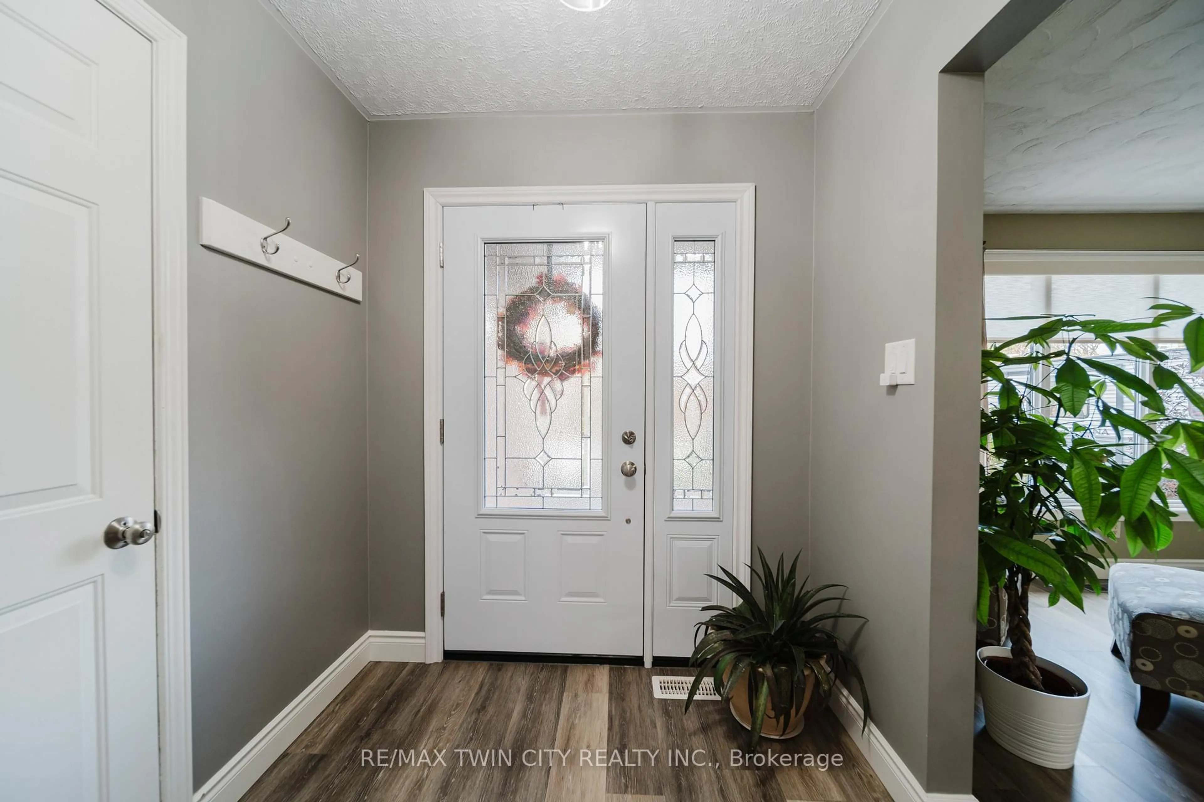 Indoor entryway for 491 Appledale Cres, Waterloo Ontario N2T 1V5