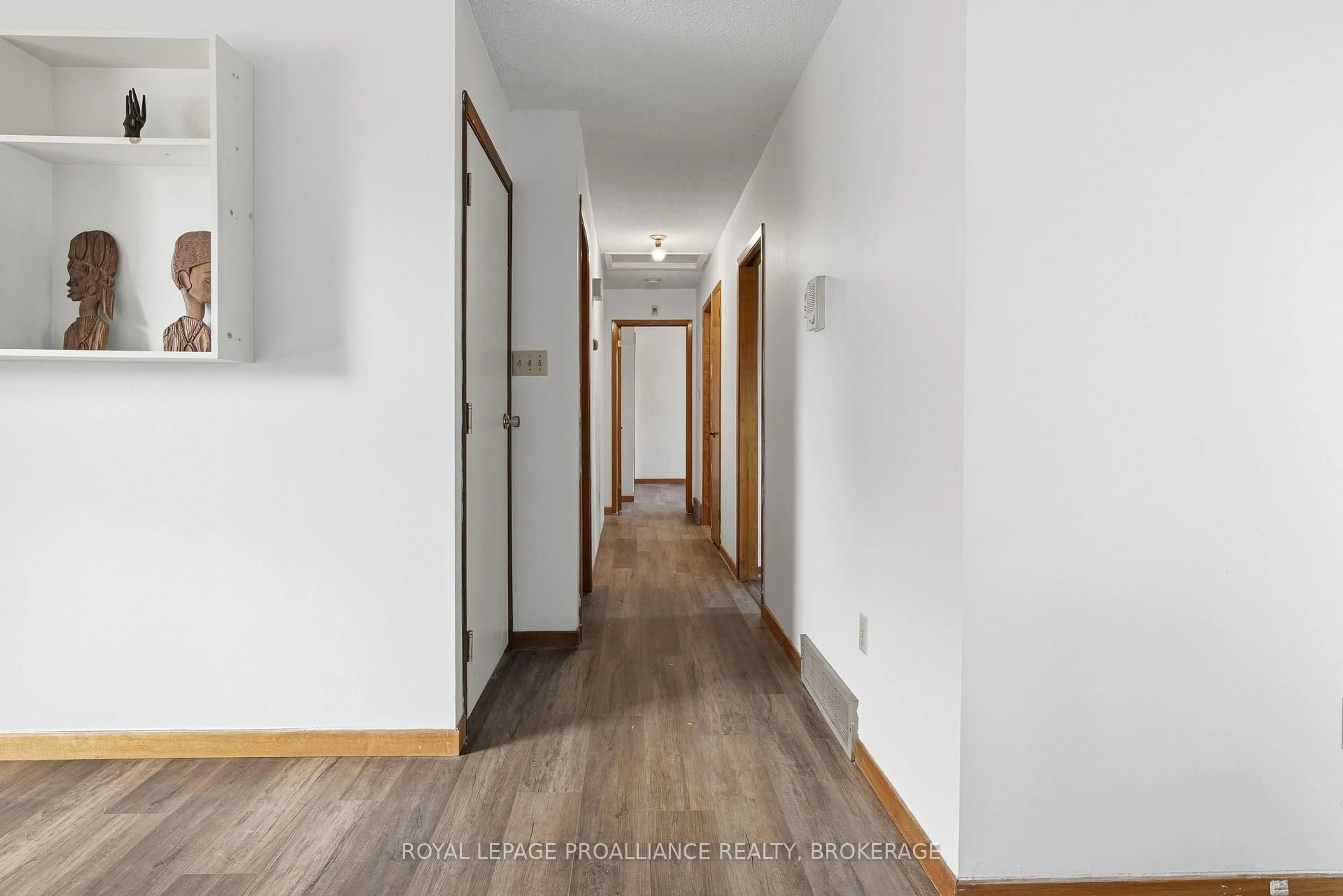 Indoor foyer for 41 Old Oak Rd, Kingston Ontario K7M 7C3