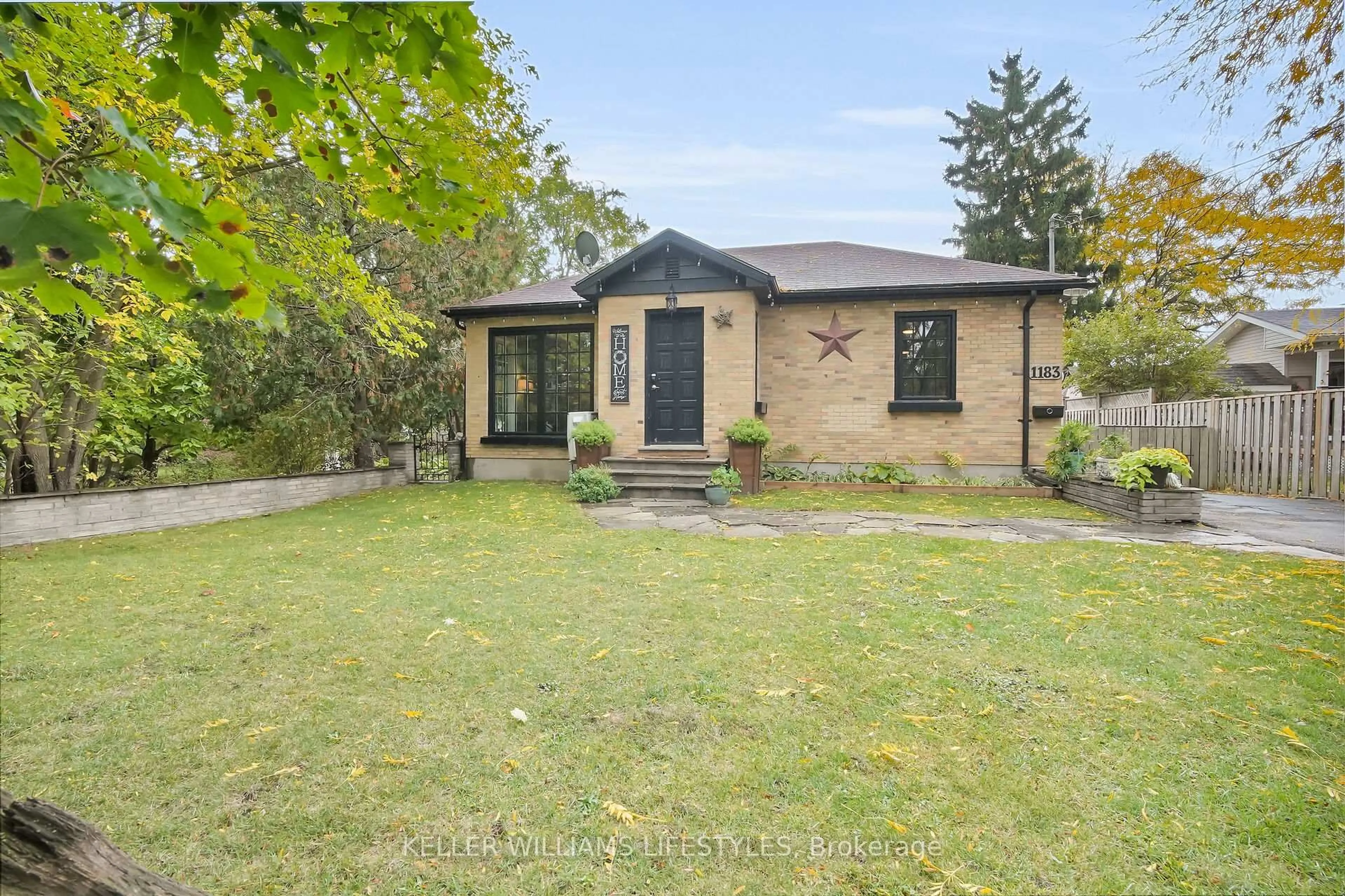 A pic from outside/outdoor area/front of a property/back of a property/a pic from drone, street for 1183 Princess Ave, London East Ontario N5W 3N4