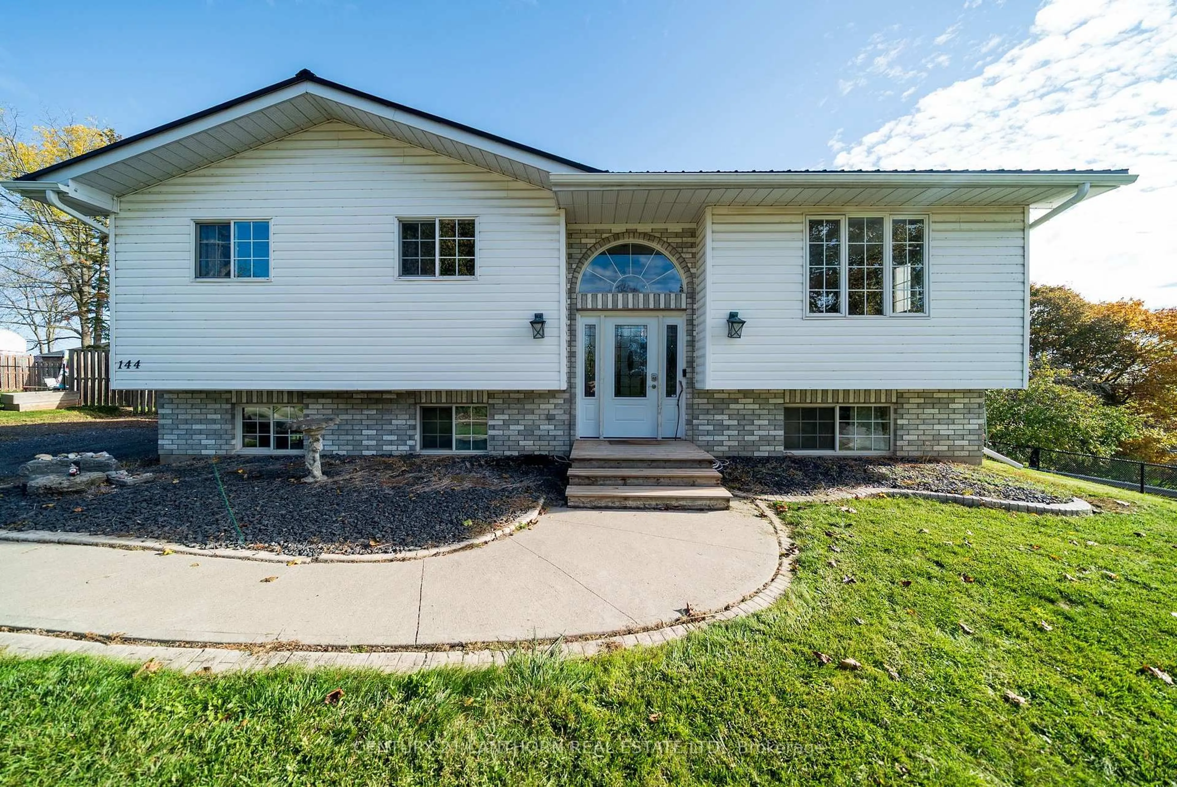 Home with vinyl exterior material, unknown for 144 Centre St, Deseronto Ontario K0K 1X0