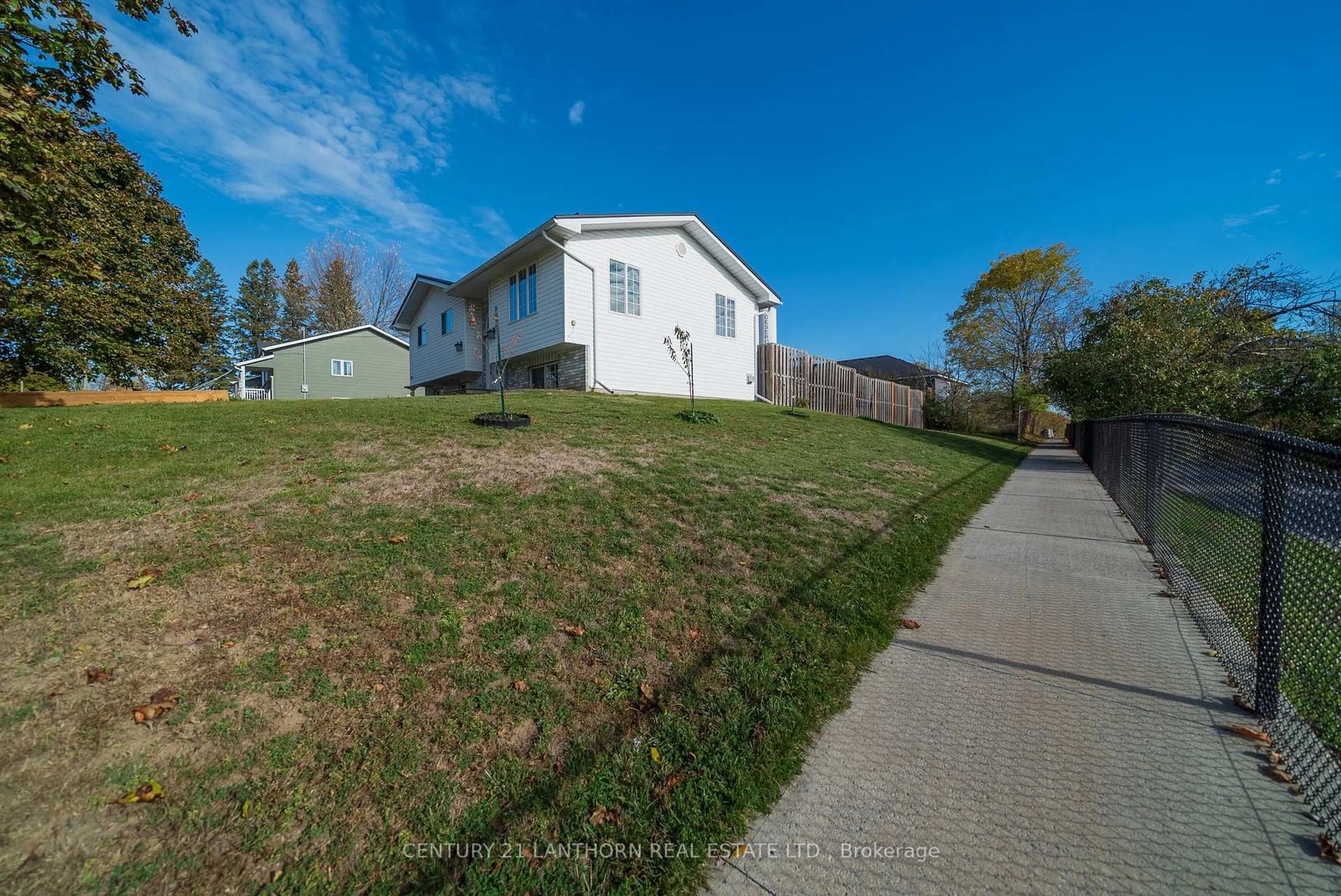 A pic from outside/outdoor area/front of a property/back of a property/a pic from drone, street for 144 Centre St, Deseronto Ontario K0K 1X0