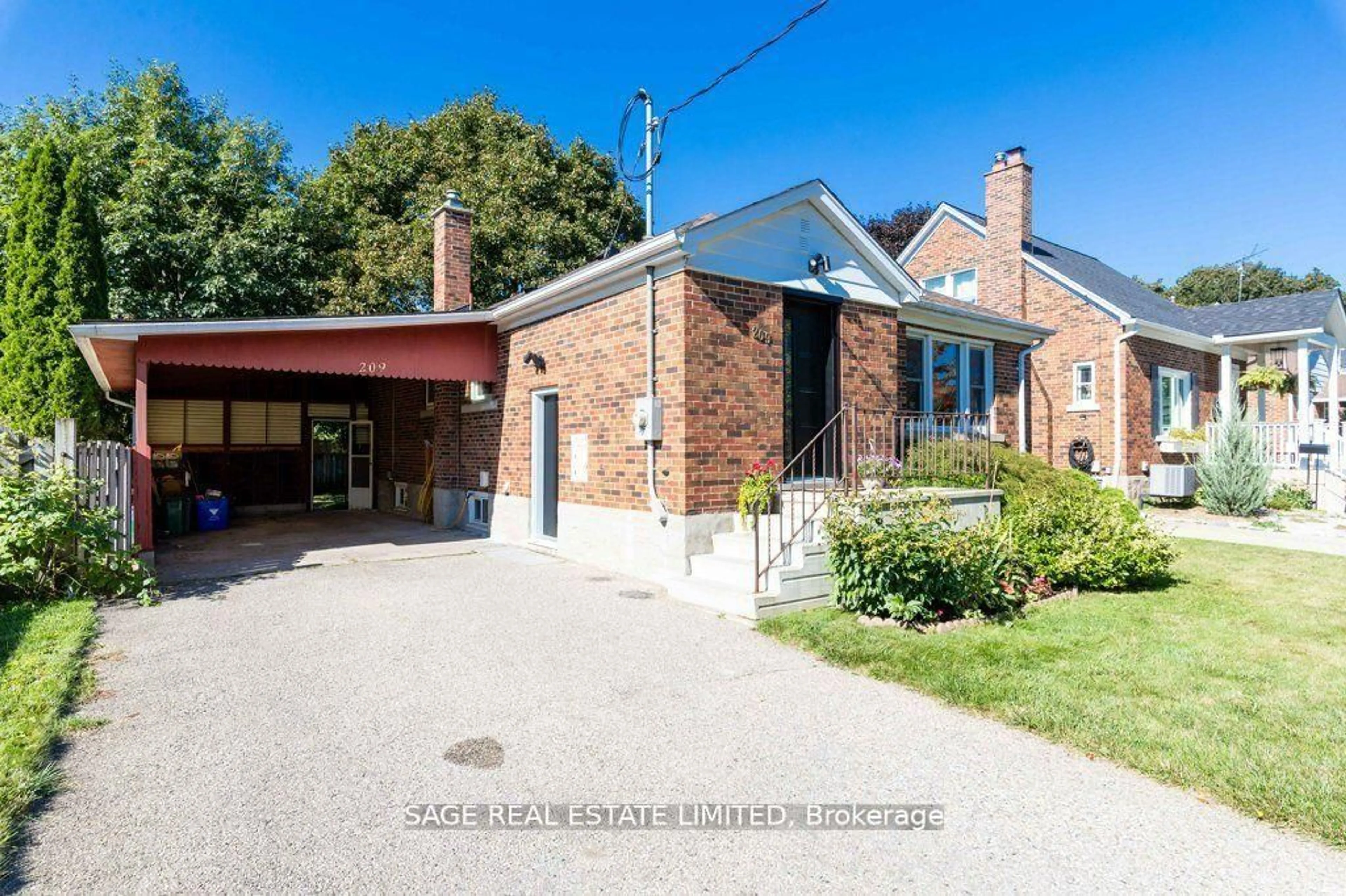 A pic from outside/outdoor area/front of a property/back of a property/a pic from drone, street for 209 Bedford Rd, Kitchener Ontario N2G 3A5