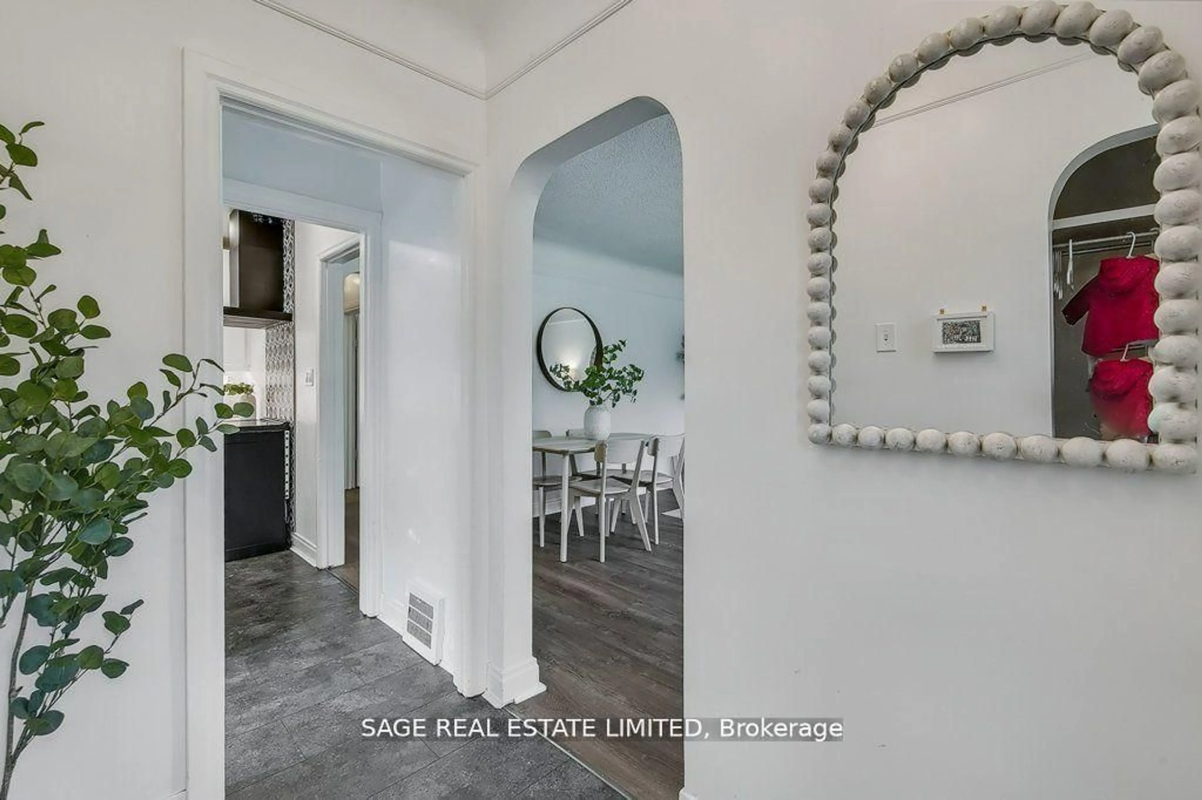 Indoor entryway for 209 Bedford Rd, Kitchener Ontario N2G 3A5