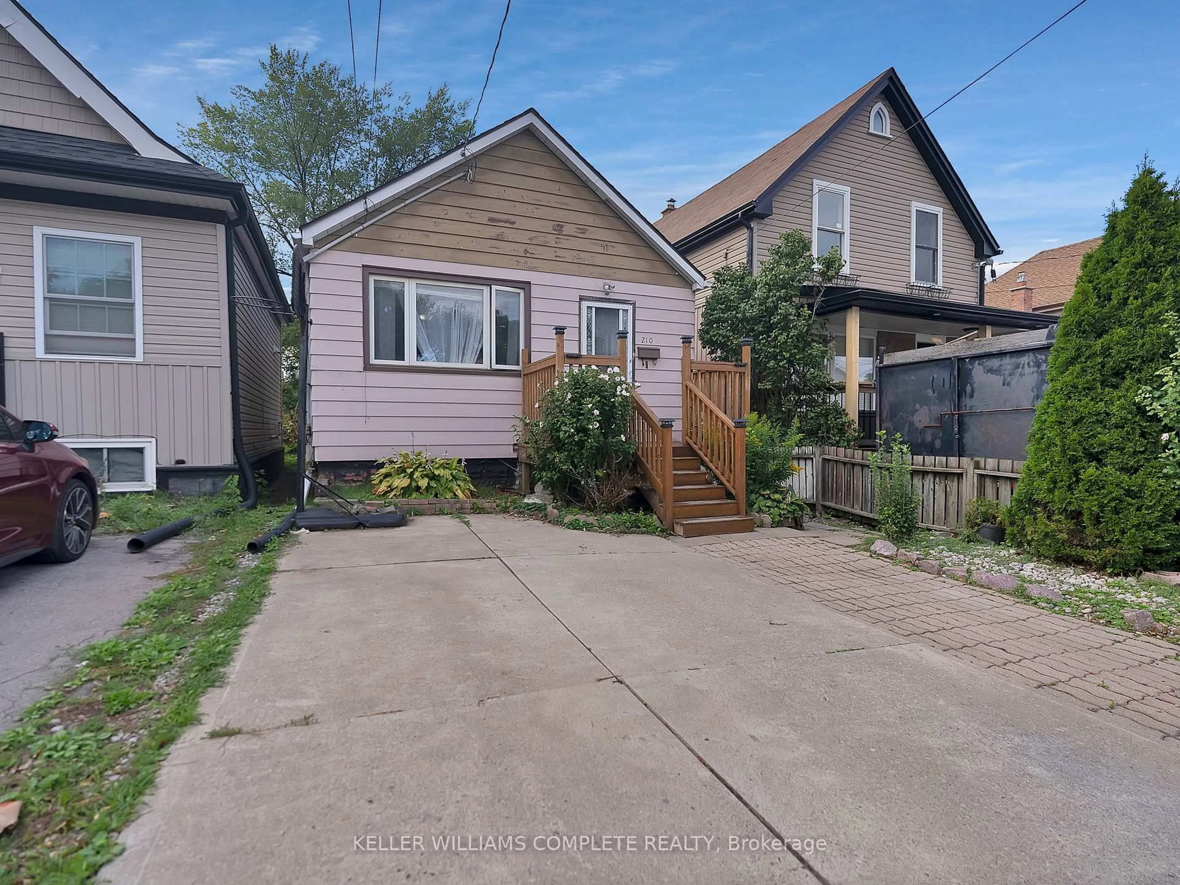 A pic from outside/outdoor area/front of a property/back of a property/a pic from drone, street for 210 East 24th St, Hamilton Ontario L8V 2Y4