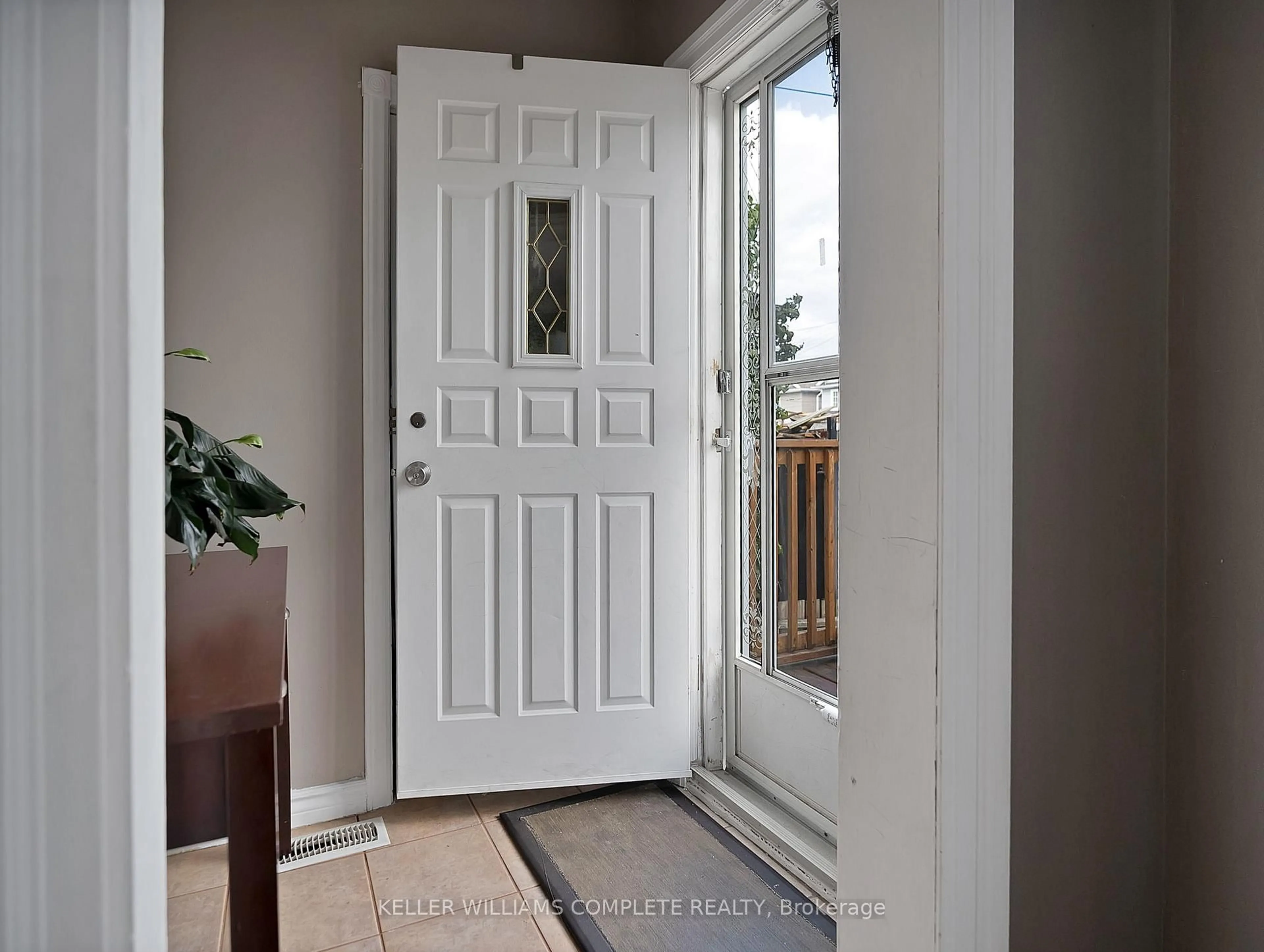 Indoor entryway for 210 East 24th St, Hamilton Ontario L8V 2Y4